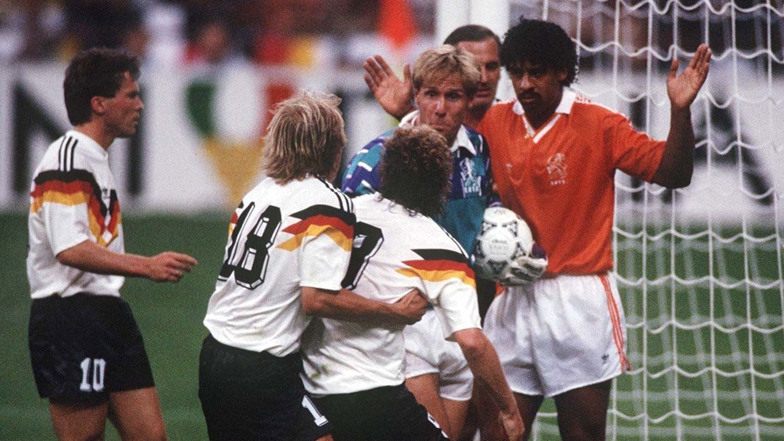 <strong>Deutschland – Niederlande 2:1 (WM 1990, Achtelfinale)</strong><br>
                Der Sieg ebnet den Weg ins Viertelfinale und damit auch (mal wieder) den Weg zum späteren WM-Titel. Hängen bleibt von diesem Spiel aber in erster Linie die Spuckattacke von Frank Rijkaard gegen Rudi Völler, die hässliche Fratze der Rivalität. Beide fliegen dafür vom Platz.
