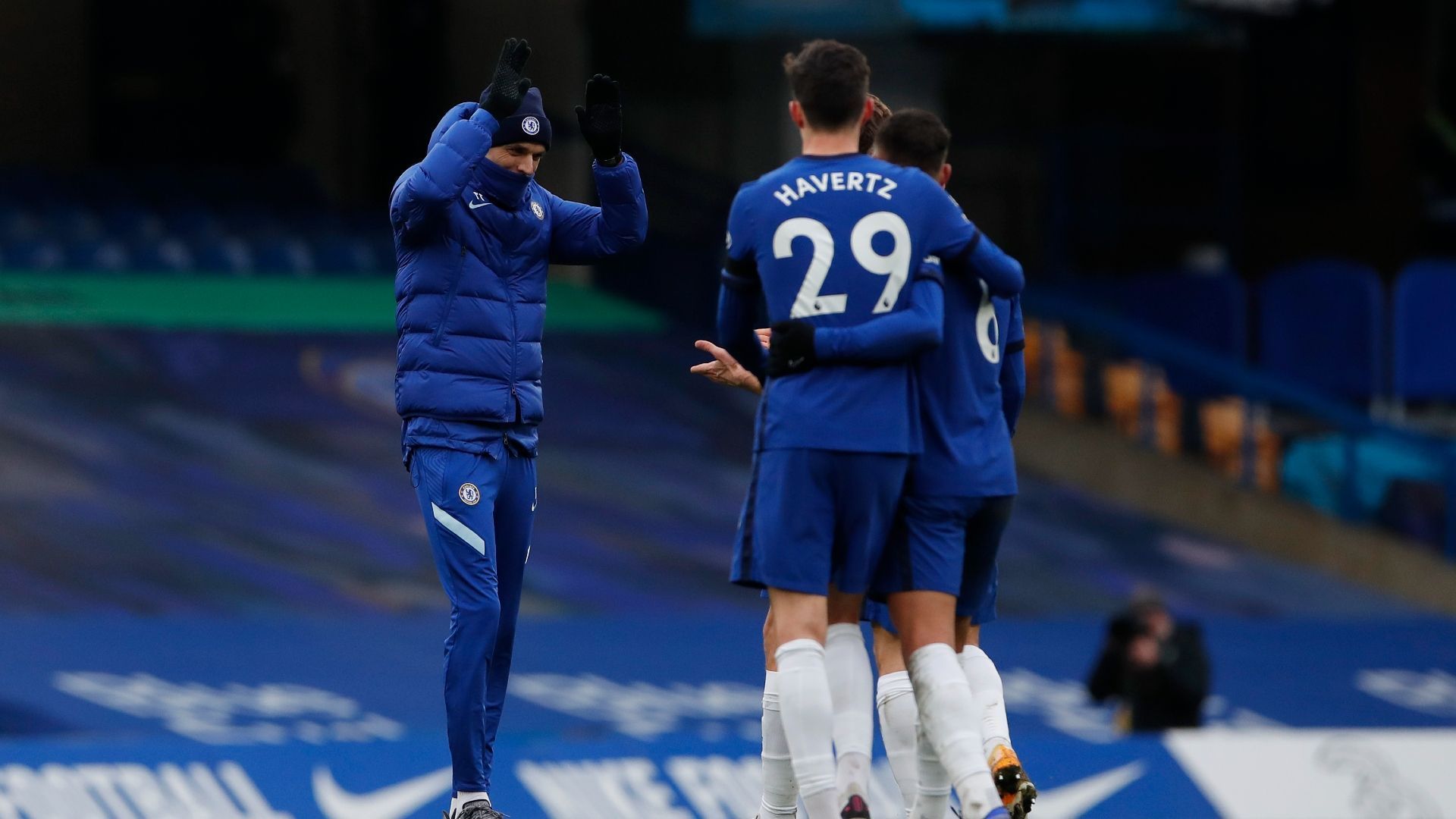 
                <strong>Erster Sieg mit dem FC Chelsea: 2:0 gegen den FC Burnley (Premier League)</strong><br>
                Nur vier Tage später aber feiert Tuchel seinen ersten Sieg an der Stamford Bridge. Cesar Azpilicueta und Marcos Alonso sorgen für die Tore. Mit Timo Werner, Kai Havertz und Antonio Rüdiger stehen damals zeitweise drei deutsche Nationalspieler für Chelsea auf dem Platz. Seine erste Niederlage mit den Blues kassiert Tuchel erst im 15. Spiel (ein 2:5 gegen West Brom). Am Ende der Saison steht der Champions-League-Sieg im Finale gegen Manchester City – den Gegner also, auf den Tuchel bei seinem Debüt in der Königsklasse für den FC Bayern treffen wird.
              