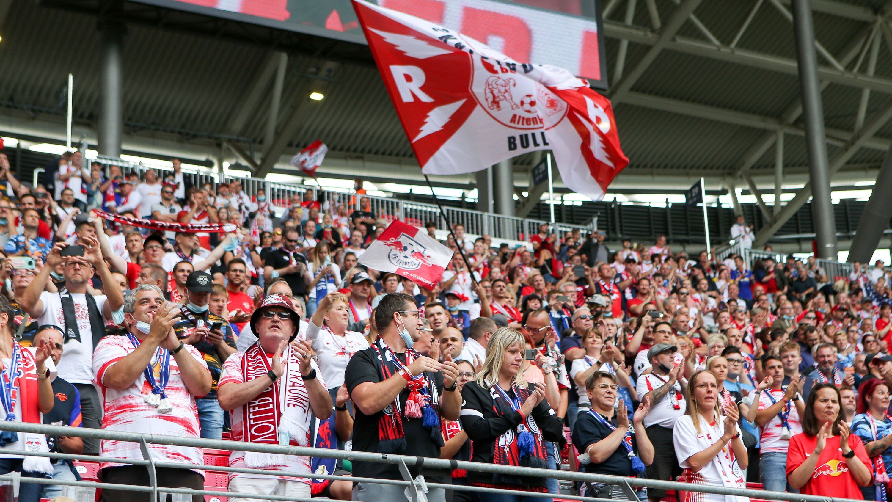 
                <strong>RB Leipzig (Red Bull Arena)</strong><br>
                &#x2022; Anstehende Partie: RB Leipzig gegen VfB Stuttgart (20. August, 20:30 Uhr) -<br>&#x2022; Geplante Auslastung: 23.500 Zuschauer -<br>Die geplante Zuschauerzahl ist laut Website unter Vorbehalt und hat Bestand, wenn die Sieben-Tage-Inzidenz am Spieltag nicht den Wert von 35 überschreitet. Es gilt die 3G-Regel.
              