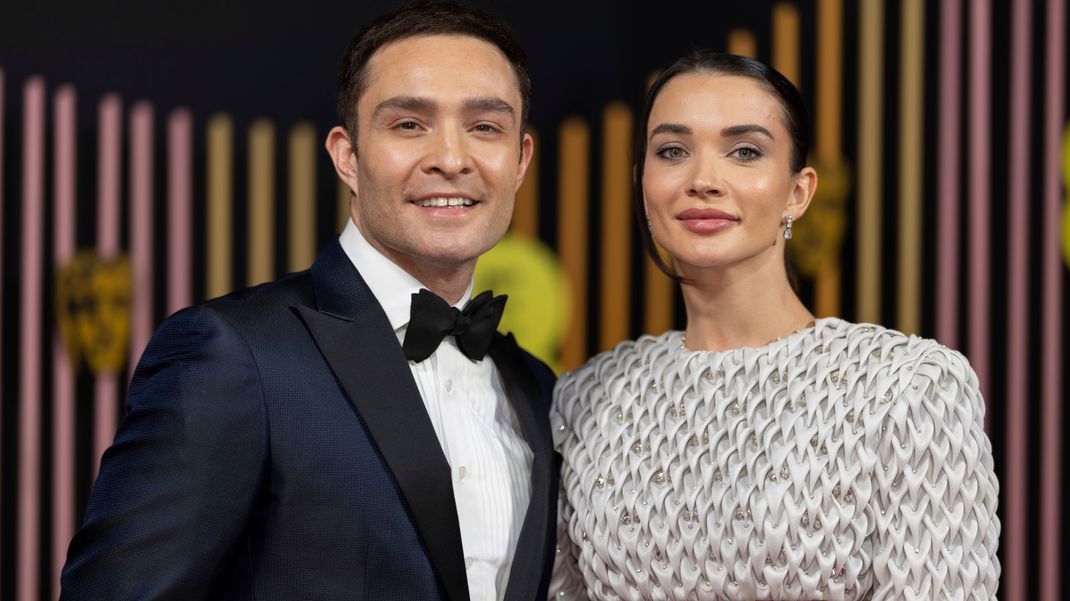 Ed Westwick und Amy Jackson überraschen ihre Fans mit tollen Nachrichten.