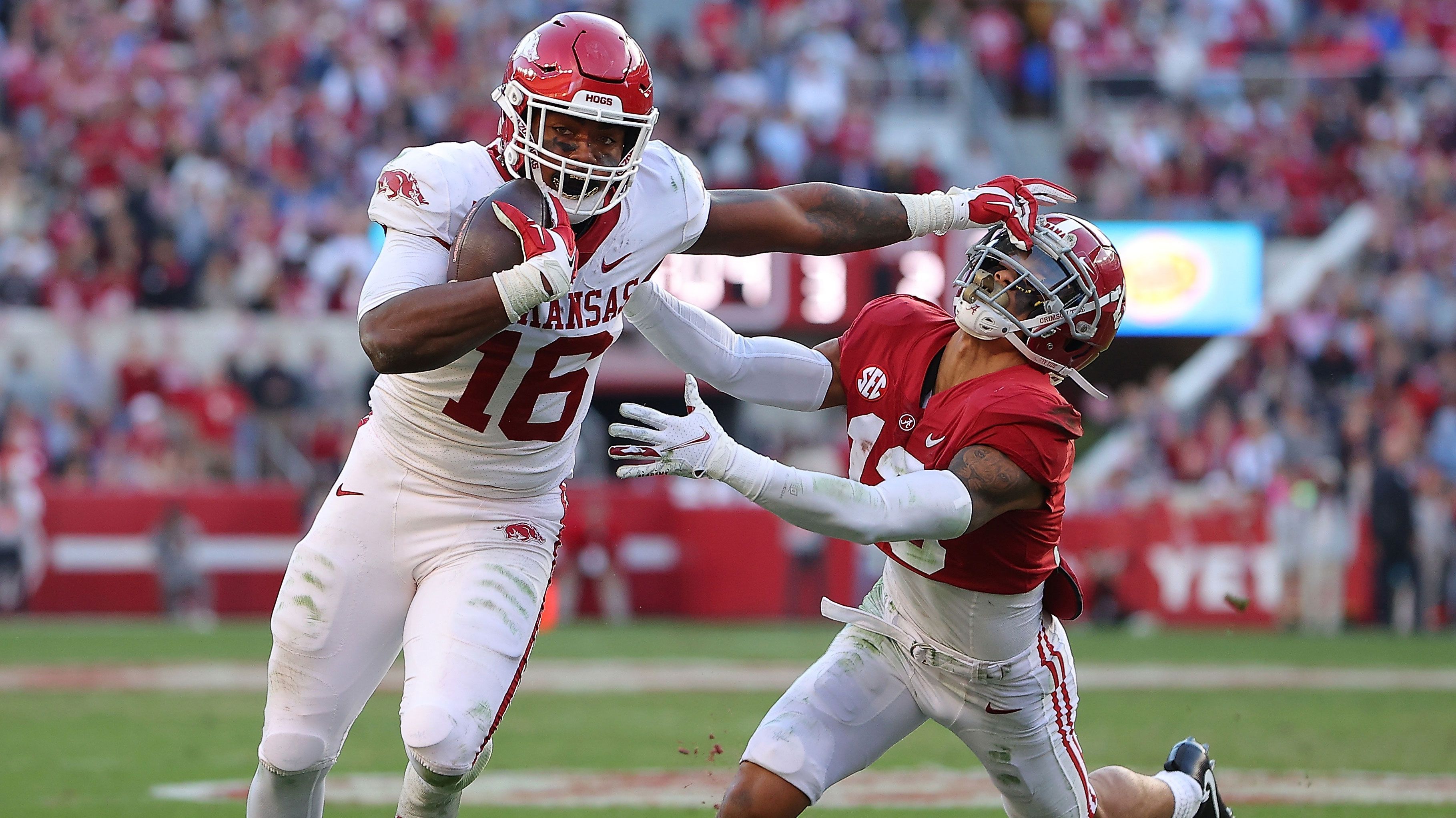 
                <strong>Treylon Burks (Arkansas Razorbacks)</strong><br>
                Mit einer Größe von knapp 1,90 Meter ist Burks eine imponierende Erscheinung und prädestiniert für eine Rolle als Outside Receiver in der NFL, auch wenn er während seiner College-Zeit regelmäßig im Slot eingesetzt wurde. Er verfügt über sichere Hände, eine hohe Geschwindigkeit, eine gute Körperbeherrschung und ist in der Lage, Missmatches für seinen Quarterback zu kreieren. Zudem kann er auch als Blocker eingesetzt werden. Bei ihm mangelt es jedoch gelegentlich an der Mentalität, im Blocking schaltet er zu früh ab oder läuft seine Routen nicht sauber zu Ende. Trotzdem dürfte auch er in Runde eins ausgewählt werden.
              