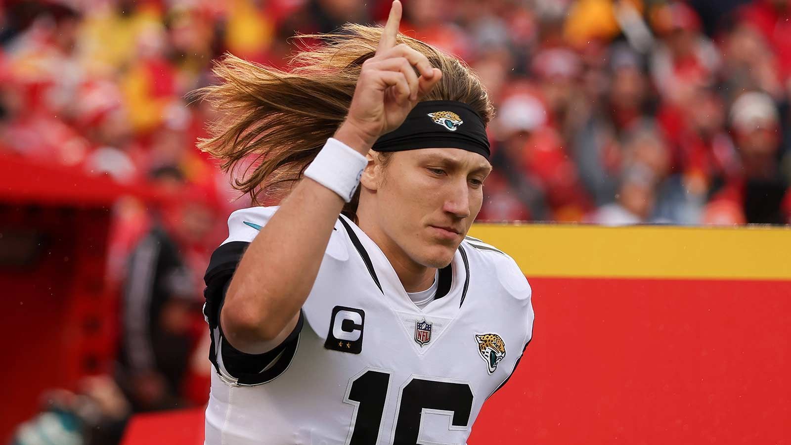 
                <strong>Jacksonville Jaguars - Trevor Lawrence, Quarterback</strong><br>
                Mit großen Vorschusslorbeeren kam Trevor Lawrence 2021 in die NFL. Doch seine Rookie-Saison wurde unter der Leitung des damals neuen Head Coaches Urban Meyer zum Desaster. Nachdem Doug Pederson die Zügel bei den Jacksonville Jaguars übernommen hatte, zeigte Lawrence aber eine starke Entwicklung. In seinem zweiten Jahr erreichte er den Pro Bowl und führte die Jags mit 4113 Passing Yards, 25 Touchdowns und acht Interceptions in die Playoffs. Dort gelang in der Wild Card Round gegen die Los Angeles Chargers das größte Comeback der NFL-Geschichte zum 31:30-Sieg. Wenn er seine Turnover in den Griff bekommt, darf sich die Liga warm anziehen.Honorable Mentions: Linebacker Josh Allen, Running Back Travis Etienne Jr.
              