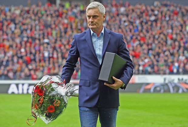 
                <strong>Armin Veh (Eintracht Frankfurt)</strong><br>
                Nach drei Jahren auf der Trainerbank der Frankfurter Eintracht verlässt Armin Veh den Verein zum Saisonende. Vor dem Spiel gegen Bayer Leverkusen bedankt er sich mit einer Rede bei den Fans: "Ich werde diesen emotionalen Momente nie vergessen, vielen Dank!"
              