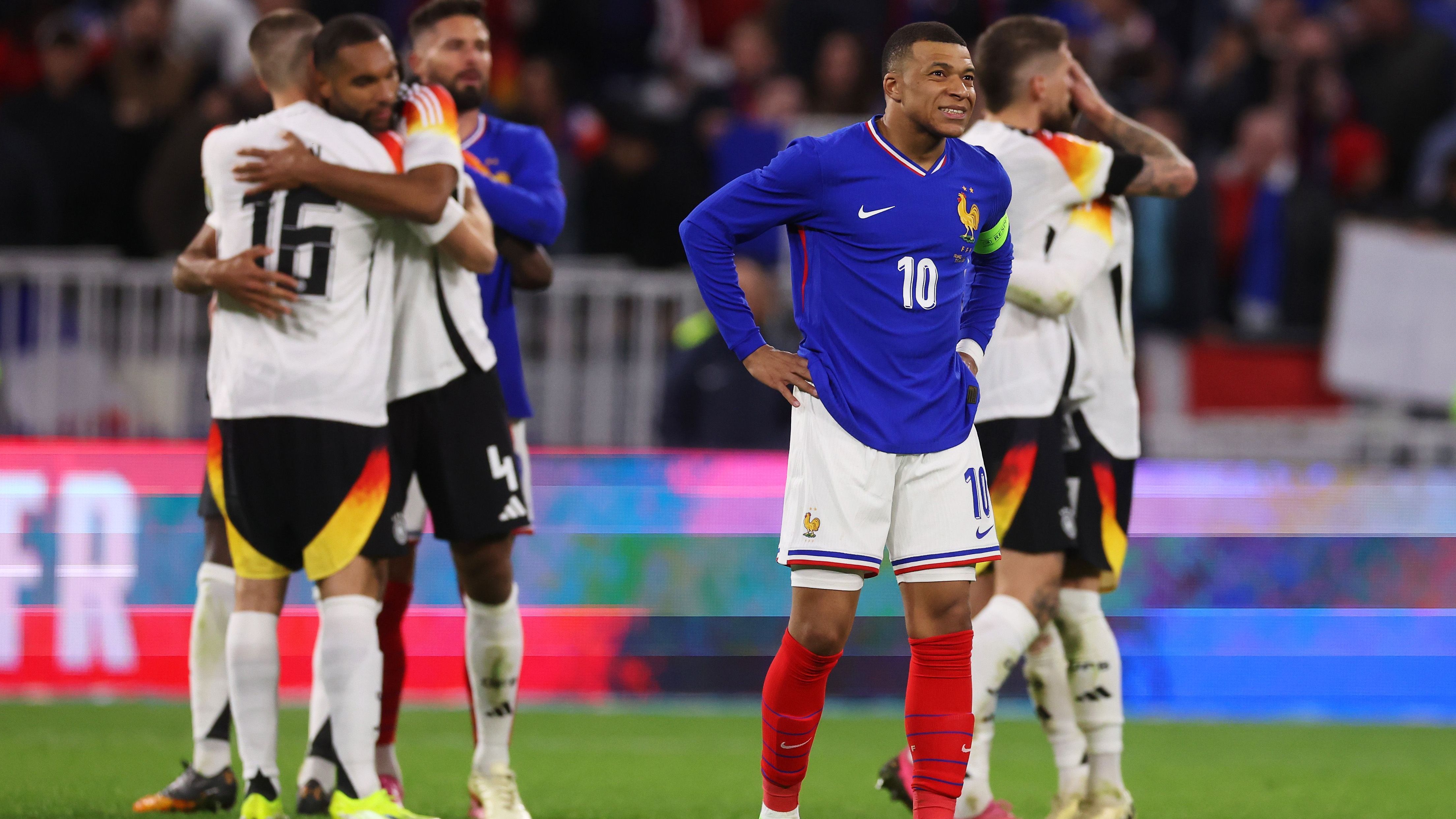 <strong>Frankreich</strong><br><strong>Eurosport.fr: </strong>"Apathisch. Eine Ohrfeige - les Bleus geschlagen und machtlos gegen Deutschland. Das Team von Didier Deschamps hat das Spiel komplett vergeigt."