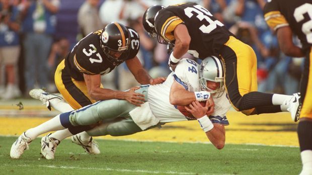 
                <strong>Jay Novacek (Dallas Cowboys)</strong><br>
                Jay Novacek (Super Bowl XXX): Champion 1993, Champion 1994 und Champion 1996. Danach ist dann Schluss. Der Tight End der Dallas Cowboys erzielt gegen die Pittsburgh Steelers noch einen Touchdown nach Pass von Troy Aikman. Es ist sein letztes Spiel. Rückenbeschwerden zwingen ihn zum Rücktritt - im Alter von 33 Jahren.
              