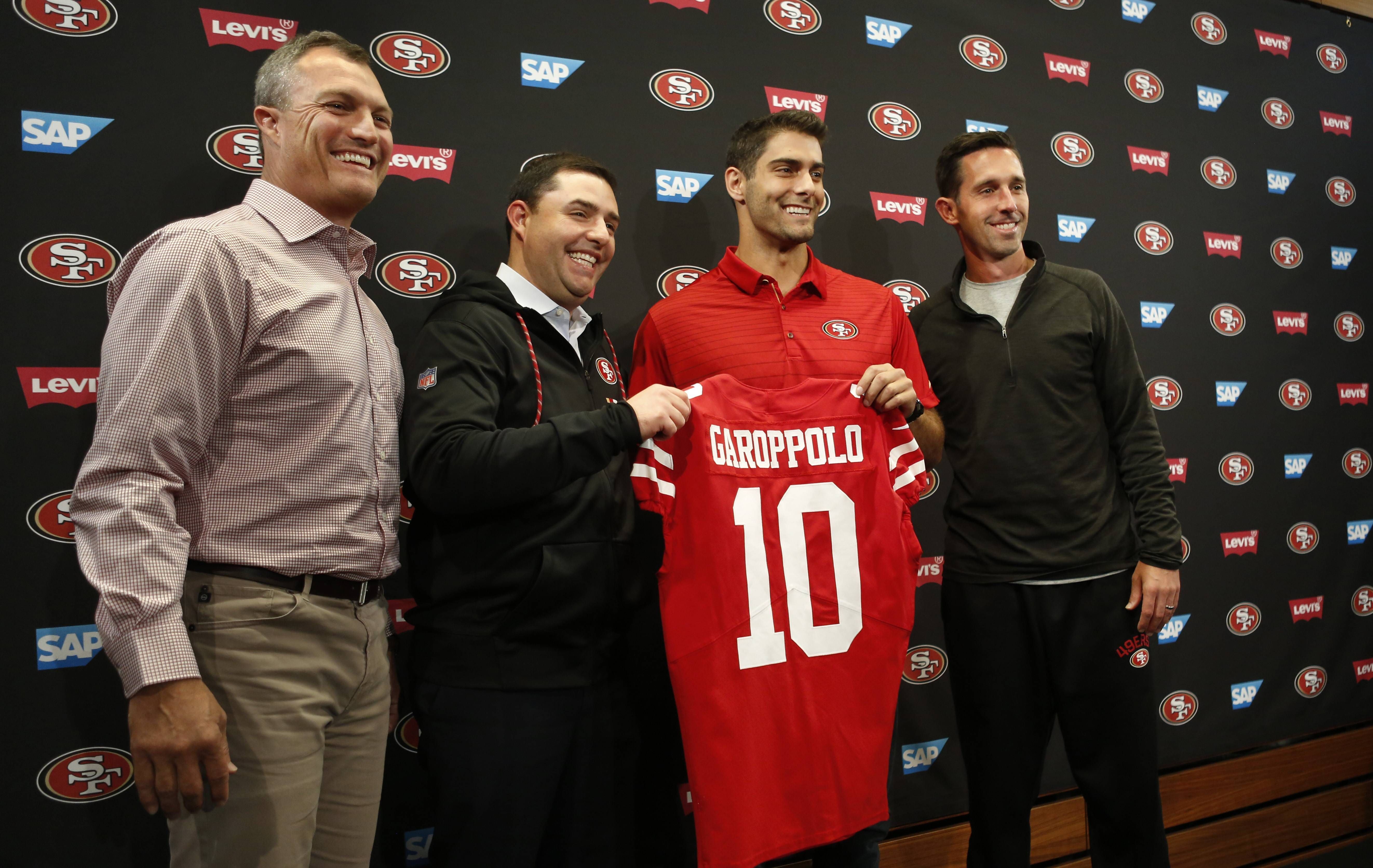 
                <strong>Ausgangskapital: 43. Pick des Drafts 2018</strong><br>
                Der eigentliche Deal zwischen den Patriots und den 49ers beinhaltete lediglich einen Zweitrundenpick im Draft 2018. Hierbei handelte es sich ursprünglich um Auswahlmöglichkeit Nummer 43. Diesen behielten die Patriots aber nicht lange. Während des Drafts tradete New England den Pick zu den Detroit Lions für den 51. und 117. Pick.
              