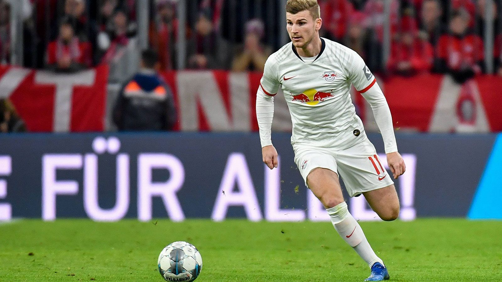 
                <strong>Timo Werner (RB Leipzig)</strong><br>
                Kann kaum Eigenwerbung betreiben. Hängt größtenteils in der Luft und beißt sich bei seinen Ballkontakten an Bayerns Abwehr die Zähne aus. Bezeichnend: Sein erster Abschluss geht deutlich am Tor vorbei. Nach einem Neuer-Fauxpas scheitert er vor dem quasi verwaisten Tor an Alaba. Unfassbar: Nach gut einer Stunde bringt es Werner fertig, nach Pass von Nkunku allein vor Neuer aus zwölf Metern am Tor vorbei zu schießen. Sekunden vor dem Abpfiff wird er für Poulsen ausgewechselt. ran-Note: 5
              