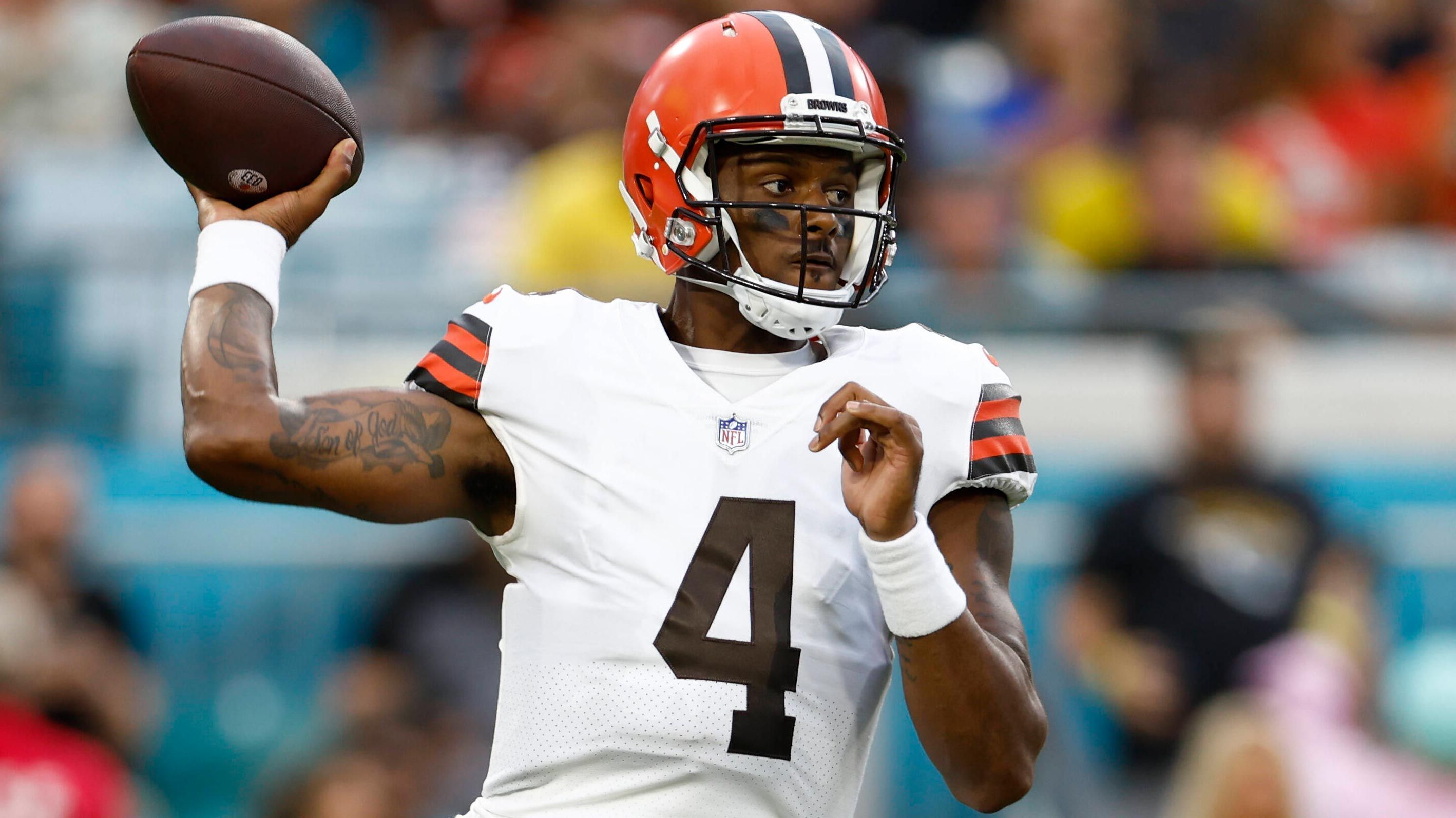 <strong>Cleveland Browns geben Mega-Paket für Deshaun Watson ab</strong><br>
                In seiner ersten Saison war er wegen Vorwürfen der sexuellen Belästigung für elf Spiele gesperrt, konnte auch nach seiner Rückkehr aber nicht überzeugen. In der zurückliegenden Spielzeit 2023 lief es kaum besser. In sechs Spielen warf er lediglich sieben Touchdown-Pässe, ehe die Saison aufgrund einer Schulter-OP für ihn vorzeitig endete. Sein Nachfolger Joe Flacco stellte ihn danach in den Schatten. 2024 folgt der nächste Anlauf für Watson, um seinen Vertrag zu rechtfertigen.