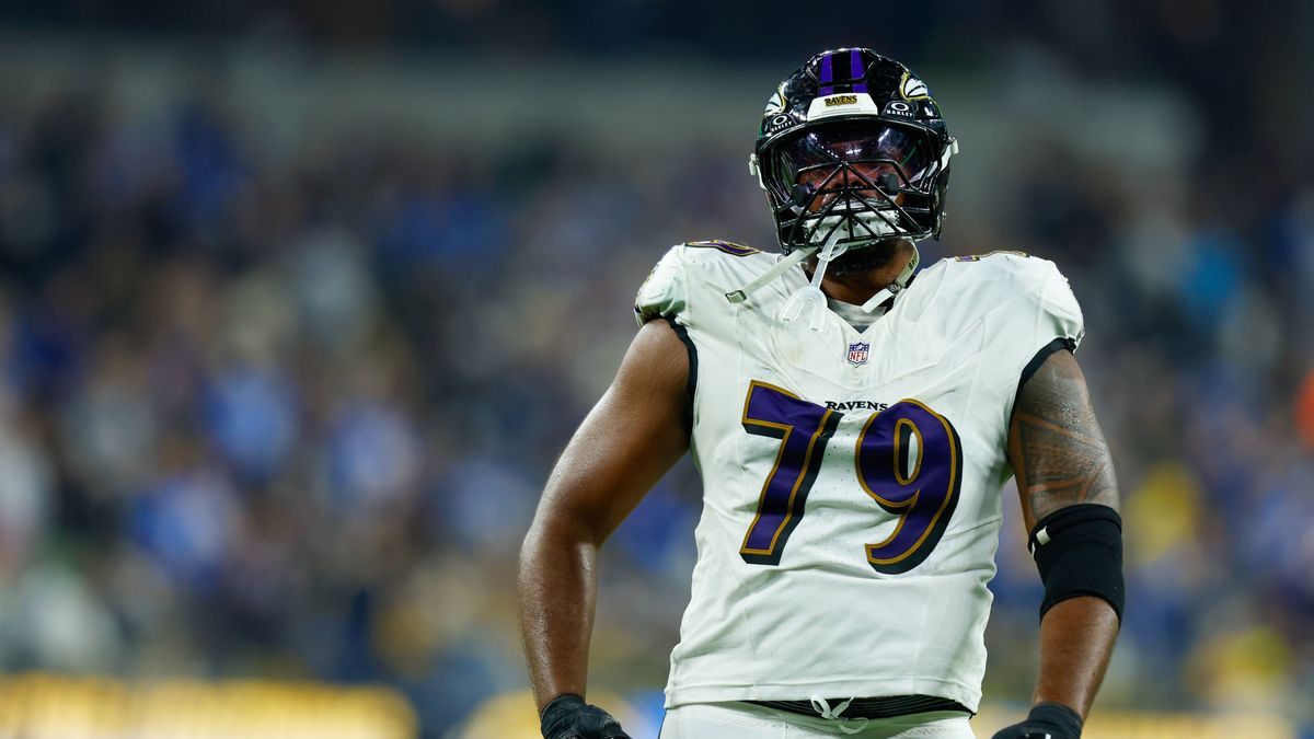 INGLEWOOD, CA - NOVEMBER 25: Baltimore Ravens offensive tackle Ronnie Stanley (79) runs off of the field during the NFL, American Football Herren, USA game between the Baltimore Ravens and the Los ...