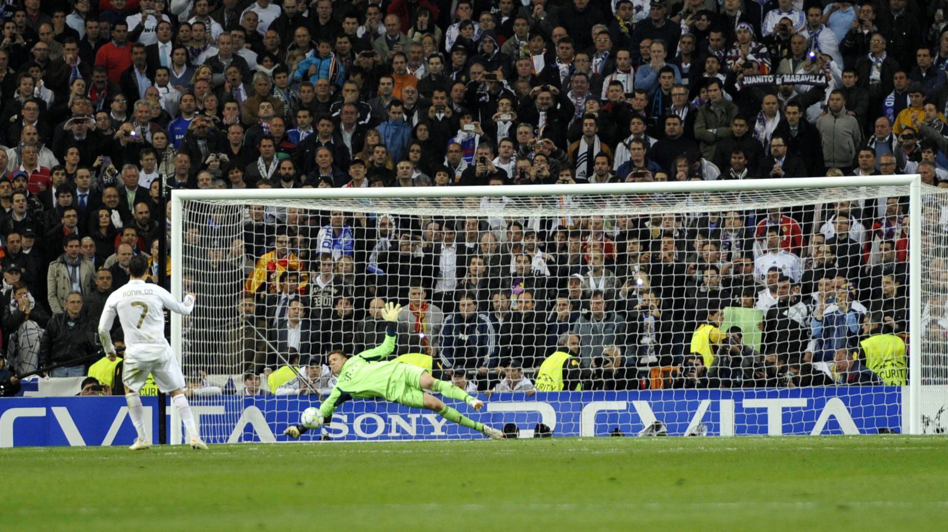 
                <strong>2012 - Halbfinale</strong><br>
                Zuerst scheitert Cristiano Ronaldo an Manuel Neuer, der mit einem großartigen Reflex reagiert.
              