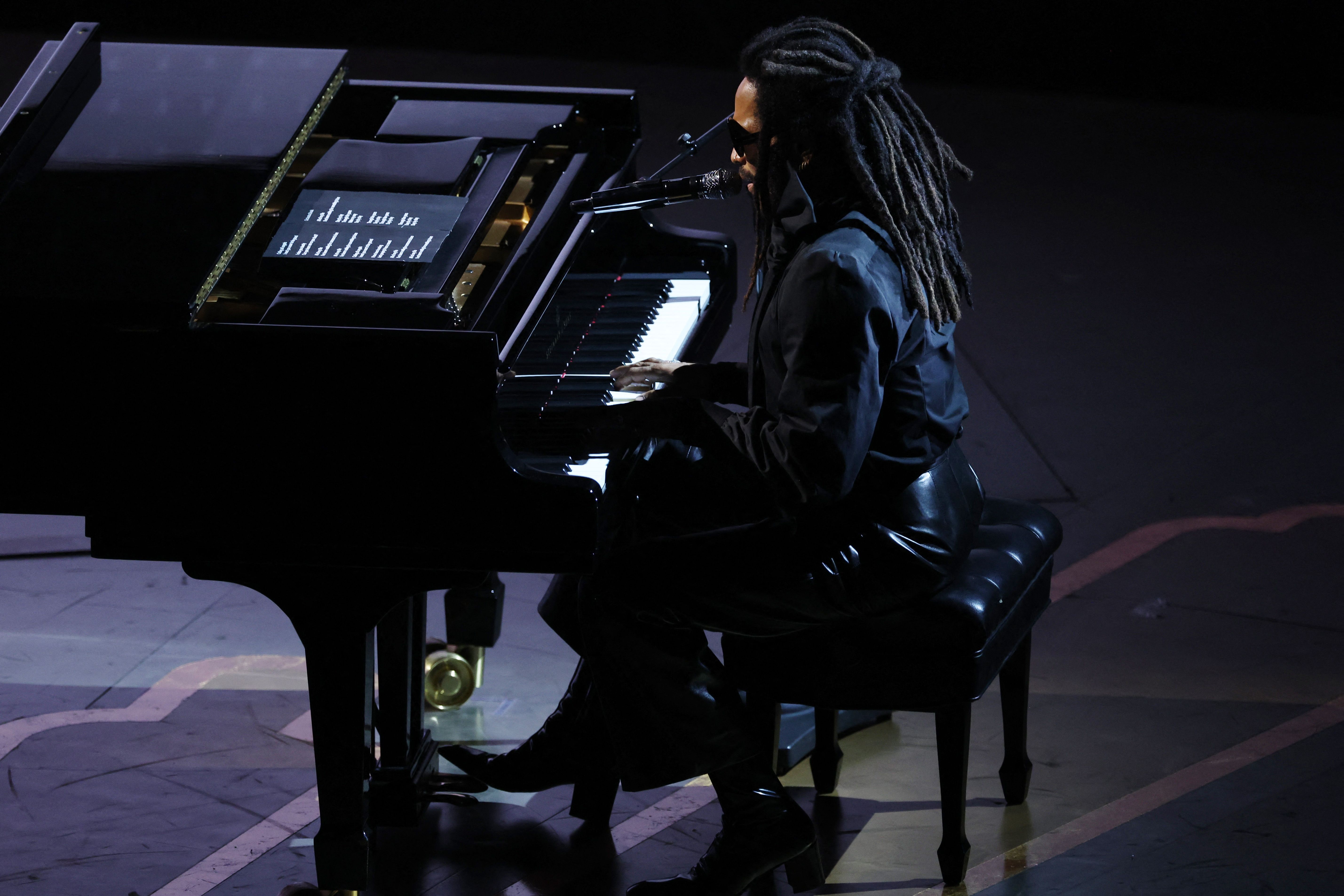 Lenny Kravitz untermalte das "In Memoriam" mit einer Live-Performance des Songs "Calling All Angels".