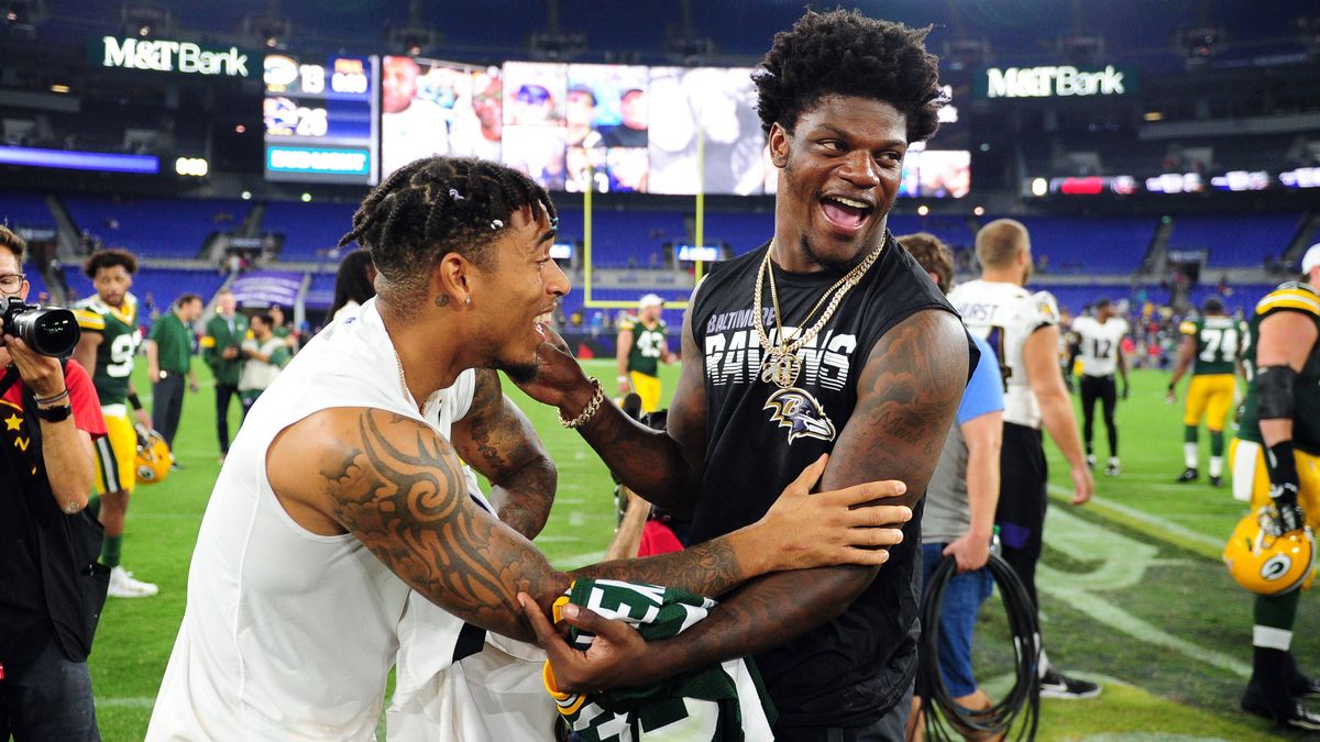 NFL, American Football Herren, USA Preseason-Green Bay Packers at Baltimore Ravens, Aug 15, 2019; Baltimore, MD, USA; Baltimore Ravens quarterback Lamar Jackson (right) talks to Green Bay Packers c...
