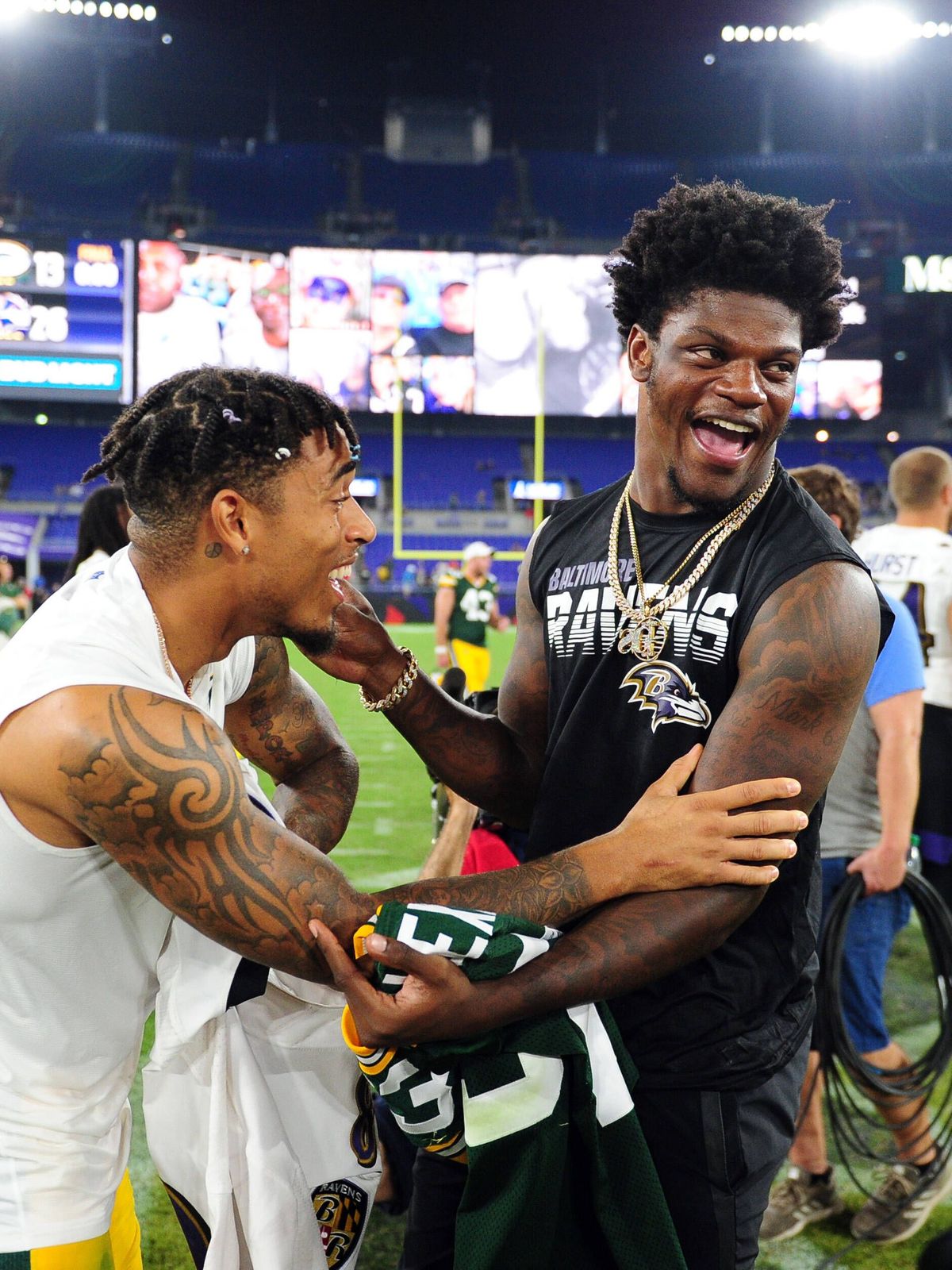 NFL, American Football Herren, USA Preseason-Green Bay Packers at Baltimore Ravens, Aug 15, 2019; Baltimore, MD, USA; Baltimore Ravens quarterback Lamar Jackson (right) talks to Green Bay Packers c...