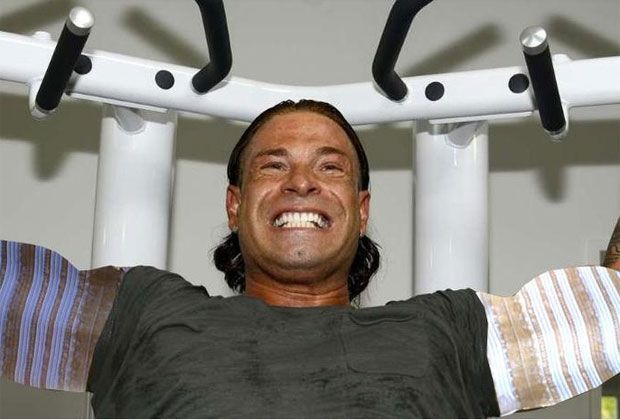 
                <strong>So lacht das Netz über Tim Wiese</strong><br>
                Trotz seiner Muskelmasse glaubt Tim Wiese, dass er ein Bundesliga-Comeback schaffen würde: "Wenn ich mich wieder fit machen und ins Torwarttraining einsteigen würde, wäre ich immer noch einer der besten Torhüter in der Bundesliga", so Wiese im Schweizer "Blick".
              