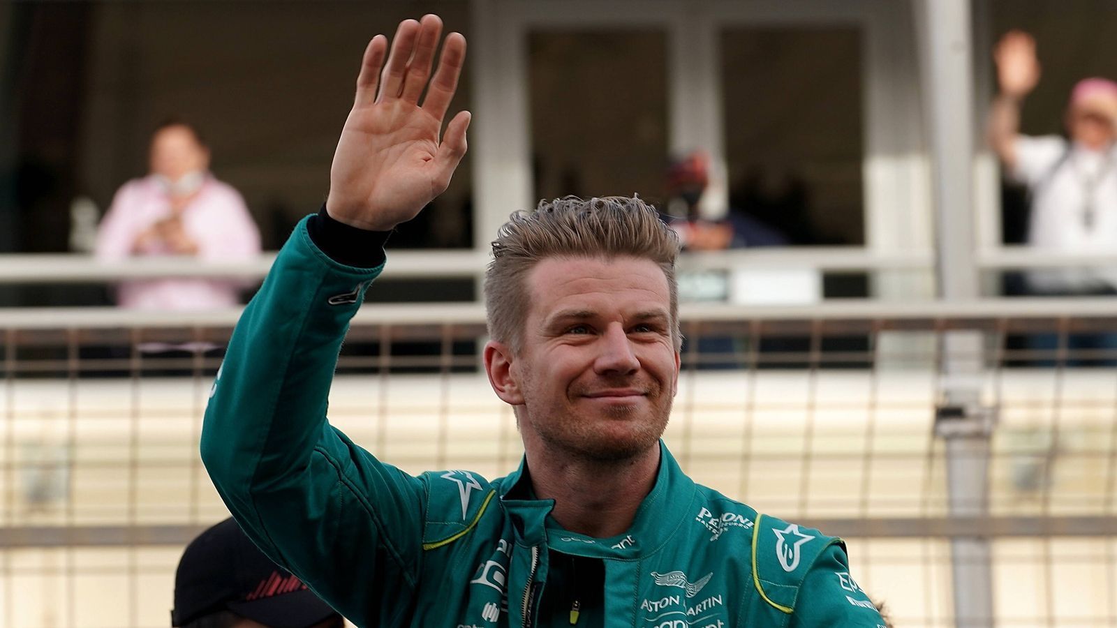 
                <strong>Aston Martin</strong><br>
                Nico Hülkenberg sprang sowohl in Bahrain als auch in Saudi Arabien für den an Corona erkrankten Sebastian Vettel ein. Der Ersatzfahrer von Aston Martin fuhr dabei einen 17. und einen zwölften Platz heraus. Allerdings wartet der ehemalige Renault-Fahrer seit 2019 auf ein festes Cockpit in der Formel 1.
              