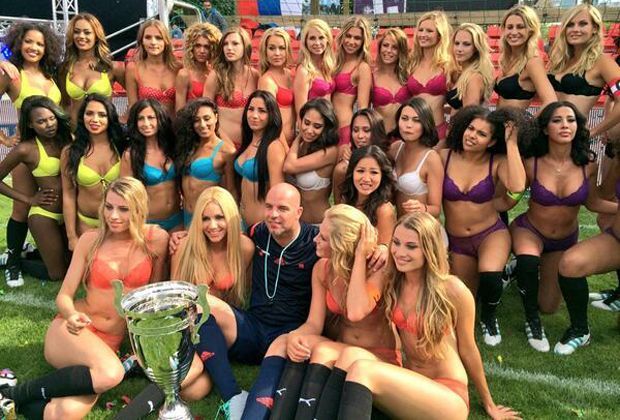 
                <strong>Viel nackte Haut</strong><br>
                Frauen aus Brasilien, Deutschland, Spanien, Italien, Südkorea, Algerien und Russland nahmen 2014 an dem "Lingerie World Cup" in den Niederlanden teil. 
              