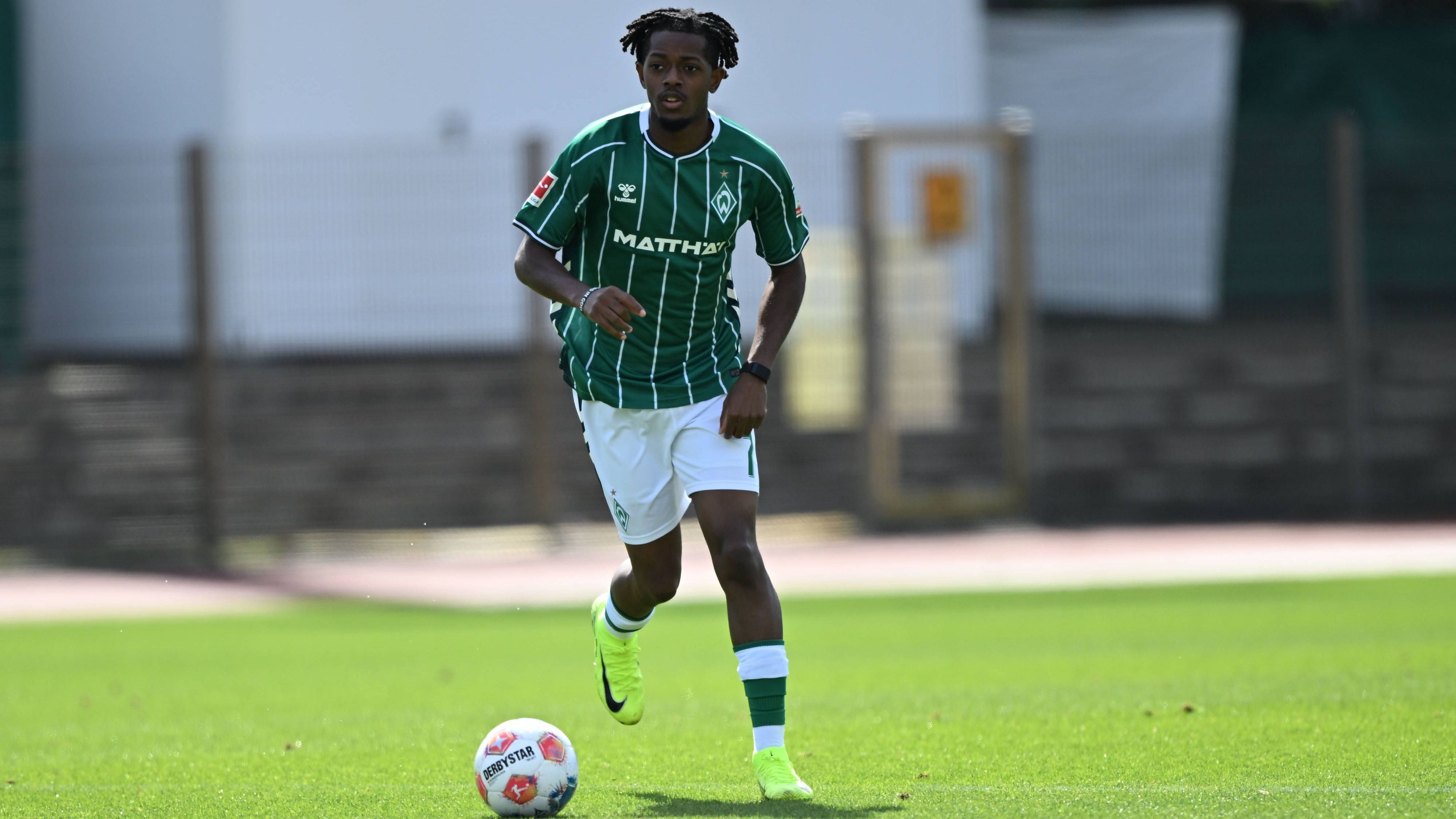 <strong>Samuel Mbangula (für zehn Millionen Euro von Juventus zu Bremen)</strong><br>Der pfeilschnelle Linksaußen ist der zweitteuerste Transfer der Bremer Vereinsgeschichte. Mit gerade einmal 21 Jahren kommt er mit großen Vorschusslorbeeren und soll vor allem den Abgang von Marvin Ducksch, dem Dreh- und Angelpunkt der Offensive in den vergangenen Saisons, kompensieren.