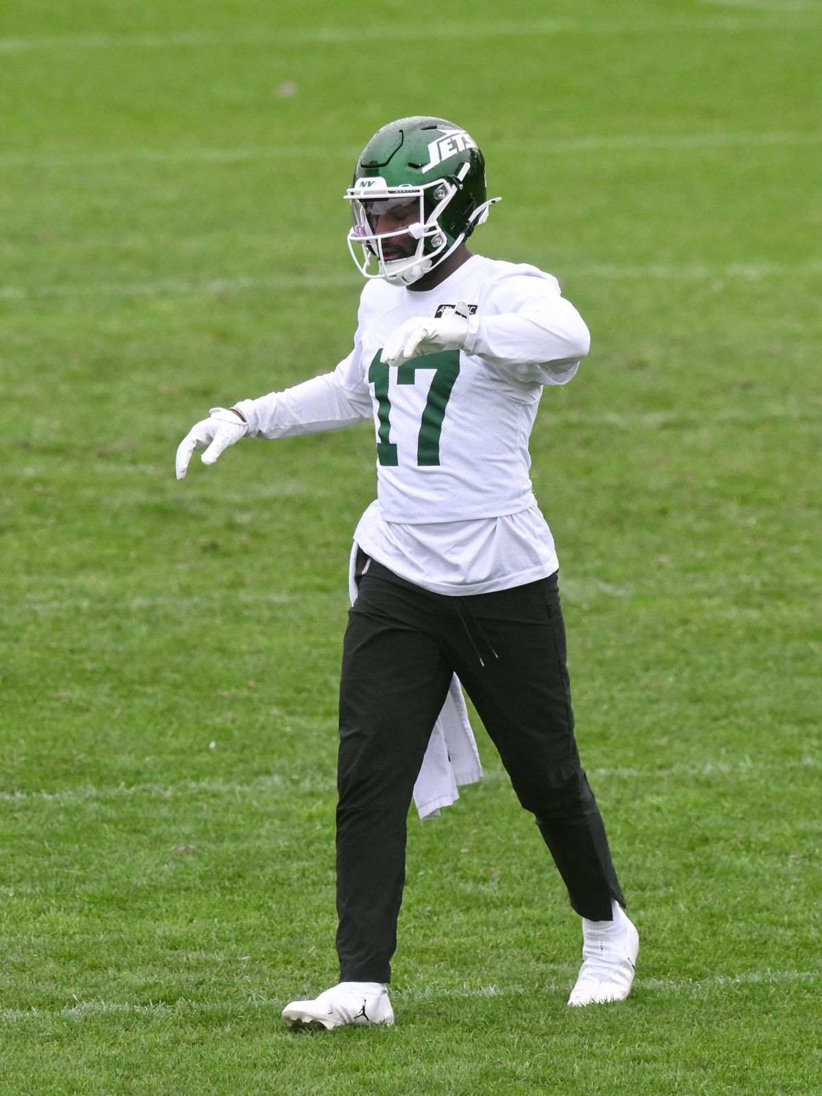 NFL, American Football Herren, USA New York Jets Minicamp Jun 10, 2025; East Rutherford, NJ, USA; New York Jets cornerback Kris Boyd (17) participates in a drill during minicamp at Atlantic Health ...