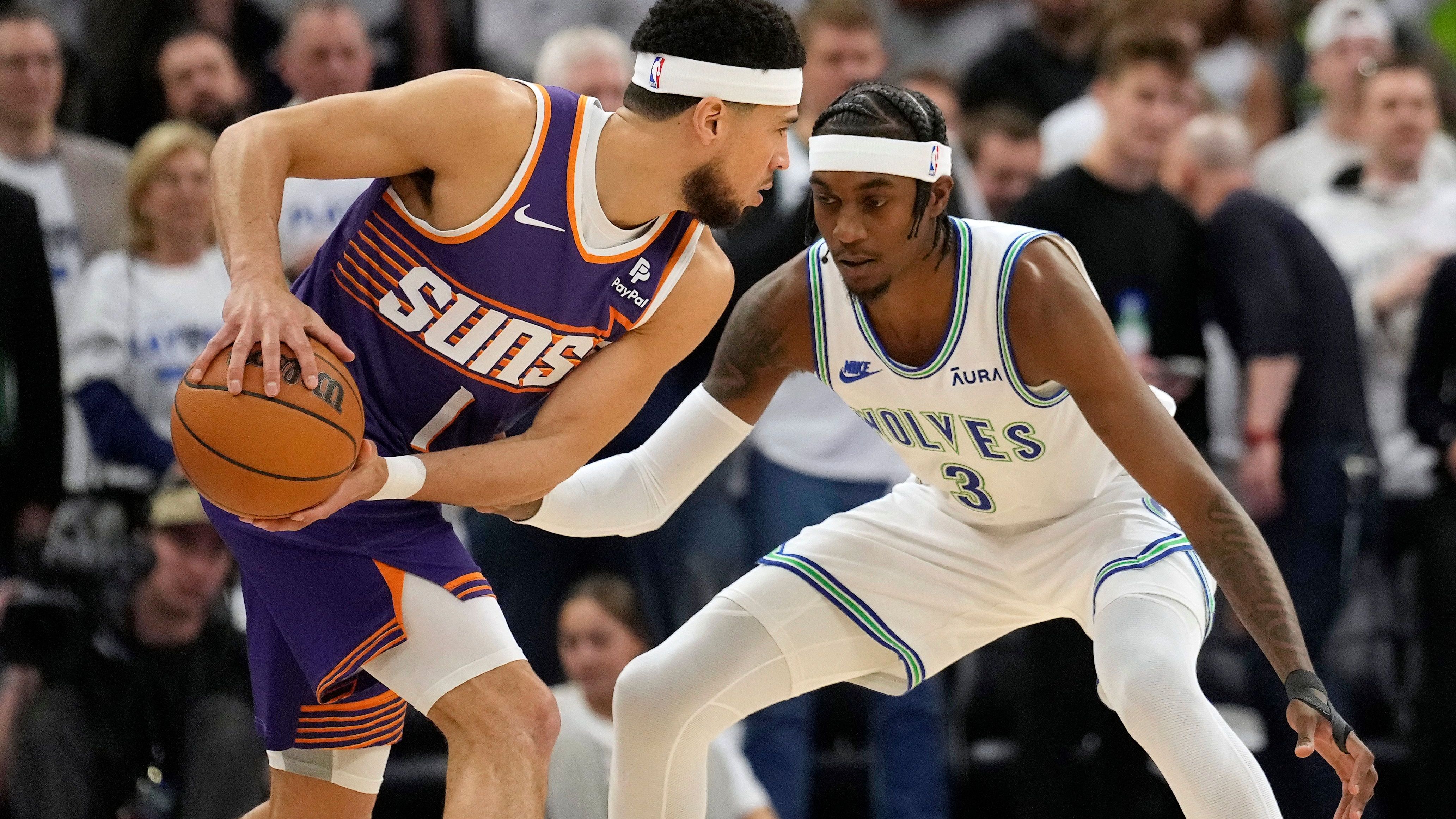 <strong>All-Defensive First Team: Jaden McDaniels (Minnesota Timberwolves)</strong><br>Das Erstrunden-Matchup gegen die Phoenix Suns war der Moment des Jaden MacDaniels. Als Primärverteidiger von Kevin Durant entnervte er den zukünftigen Hall of Famer regelmäßig und war einer der Hauptgründe für den eindeutigen Seriensieg. Gegen Luka Doncic hatte er dann keine Chance mehr. Das sagt jedoch nur bedingt etwas aus. Doncic ist einer der drei besten Offensivspieler der Liga. Seine Stats: 12,2 Punkte, 3,8 Rebounds, 0,9 Steals und 1,1 Blocks.