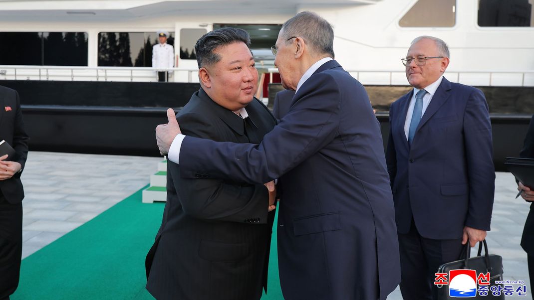 Der russische Außenminister Sergej Lawrow hat den Machthaber Kim Jong Un bei einem Besuch in Nordkorea getroffen.