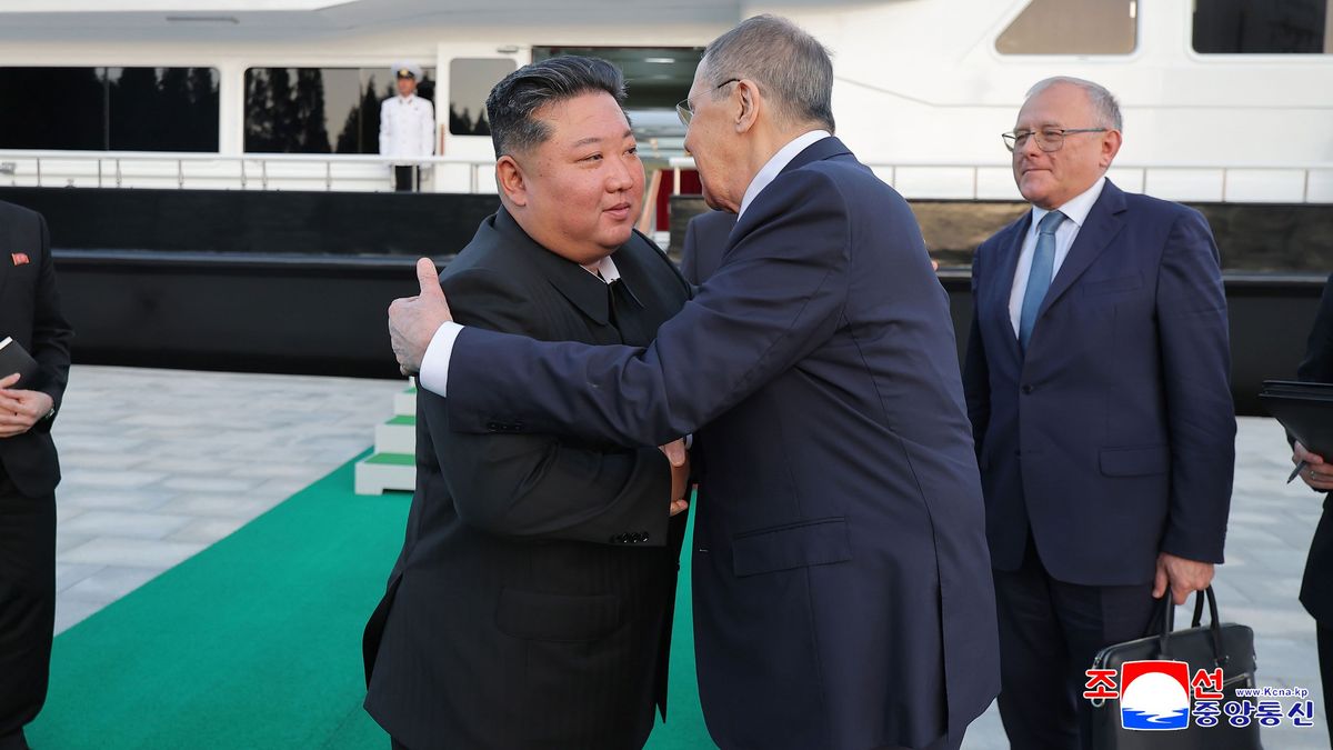 Der russische Außenminister Sergej Lawrow hat den Machthaber Kim Jong Un bei einem Besuch in Nordkorea getroffen.