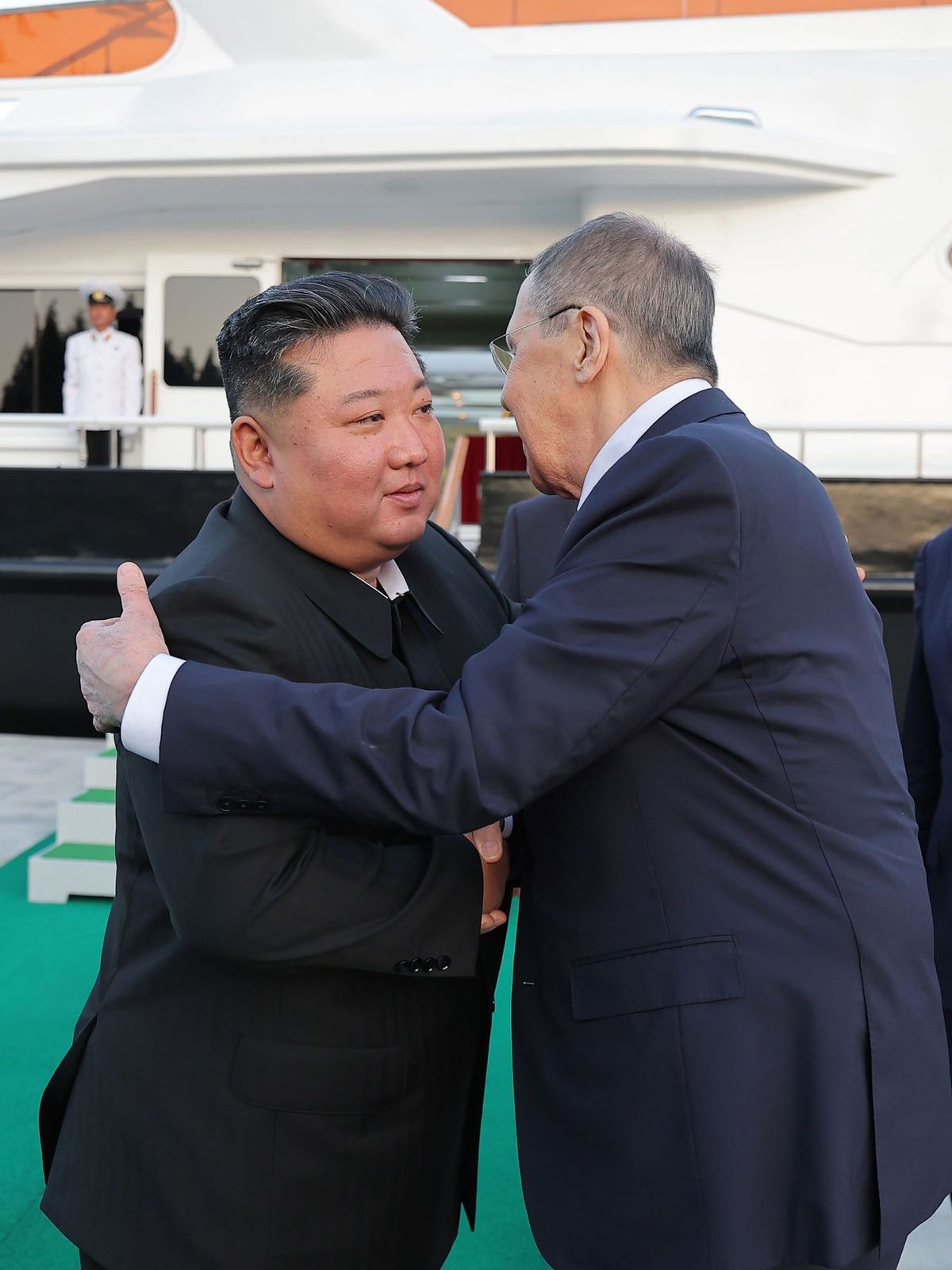 Der russische Außenminister Sergej Lawrow hat den Machthaber Kim Jong Un bei einem Besuch in Nordkorea getroffen.