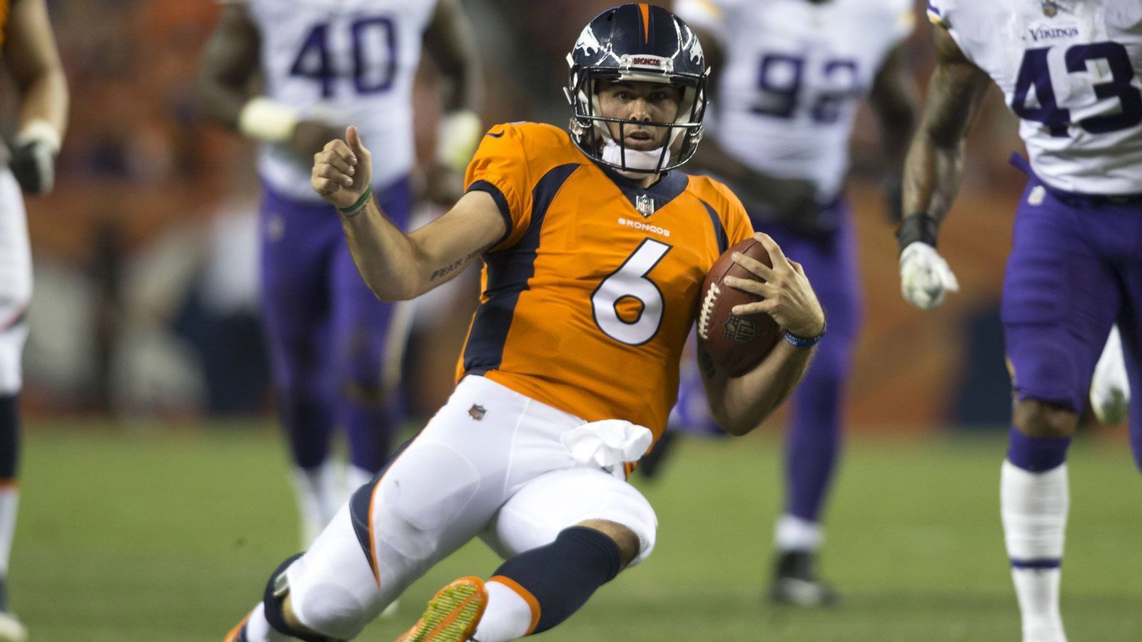 
                <strong>Chad Kelly (Denver Broncos)</strong><br>
                Bis tief ins dritte Viertel hinein war der Backup-Quarterback gegen die Minnesota Vikings nur Zuschauer. Doch dann drehte er das Spiel binnen zweier Drives zum zwischenzeitlichen 28:27. Insgesamt brachte Mr. Irrelevant des Draft des vergangenen Jahres 14 von 21 Pässen für 177 Yards inklusive zwei Touchdowns an den Mann. Schönheitsfehler: Seine Interception beendete den folgenden Drive der Broncos.
              