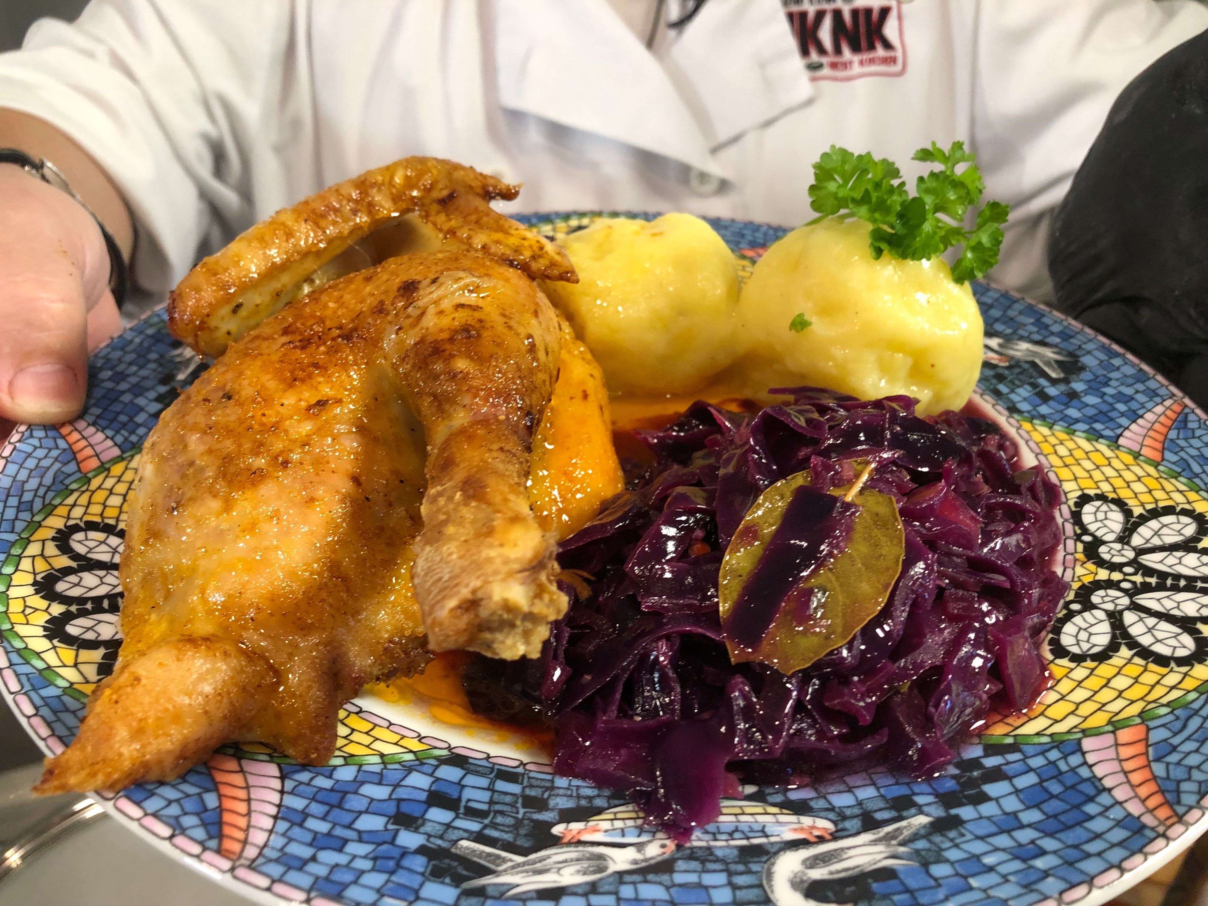 Broiler mit Rotkraut und Kloß