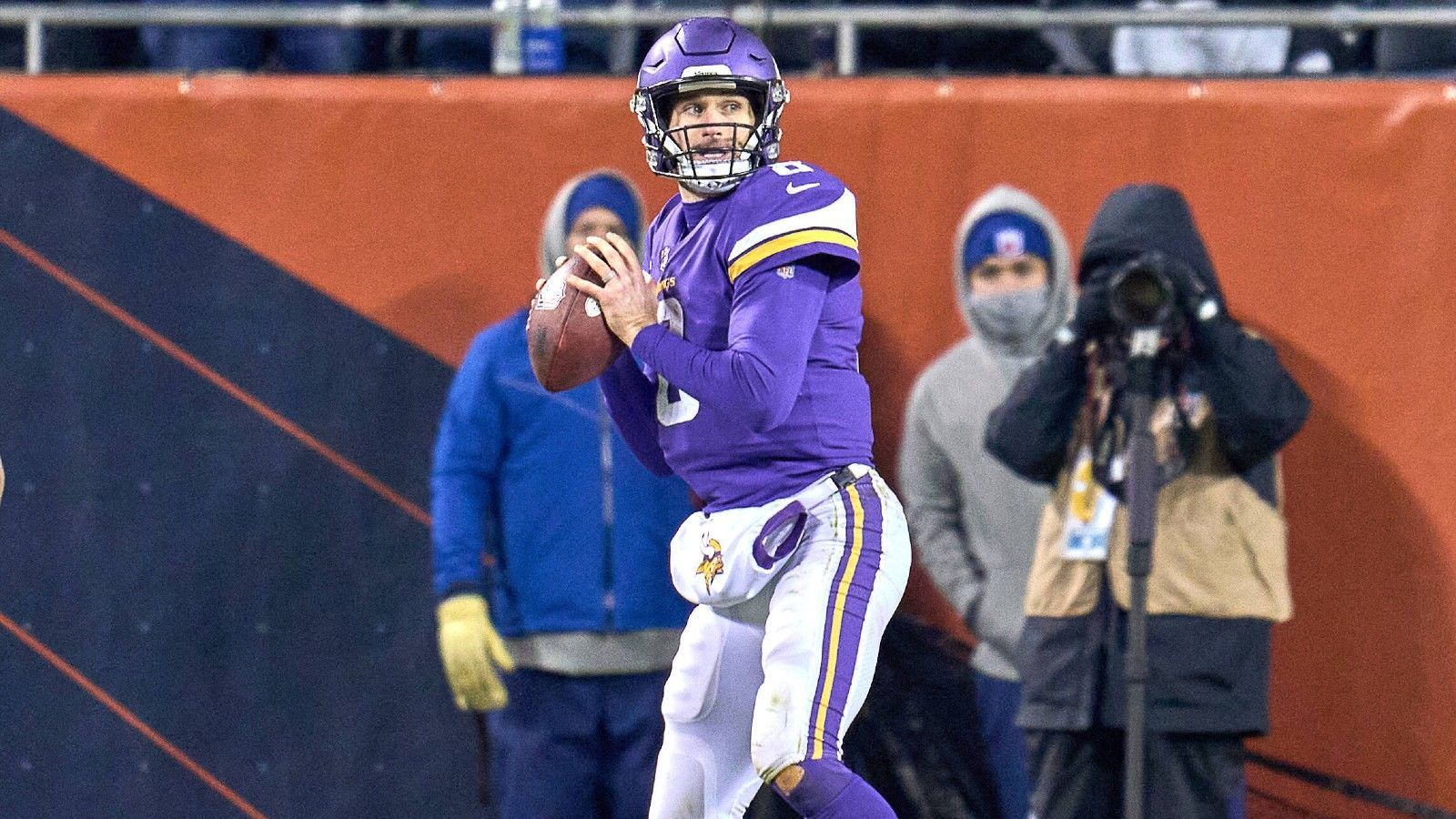 
                <strong>Gigantische Einnahmen für Cousins</strong><br>
                Seit seinem Wechsel zu den Vikings hat der Quarterback inzwischen drei vollständig garantierte Verträge unterzeichnet. Seine Einnahmen in Höhe von 158,9 Millionen Dollar zwischen 2016 und 2021 sind die höchsten aller NFL-Spieler in diesem Zeitraum. Bis zum Ende der Saison 2023 wird er in seiner Karriere mindestens 231,7 Millionen verdient haben. 
              