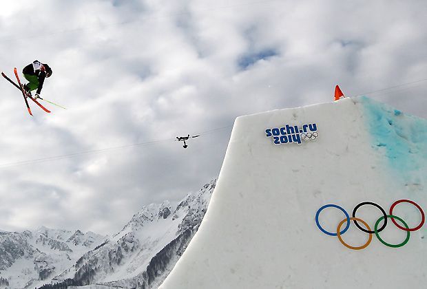 
                <strong>Atemberaubende Kulisse</strong><br>
                 Es geht hoch hinaus: Am olympischen Slopestyle-Kurs im Extrem-Park in Rosa Chutor zeigen die Ski-Freestylerinnen den Zuschauern zahlreiche waghalsige Sprünge.
              