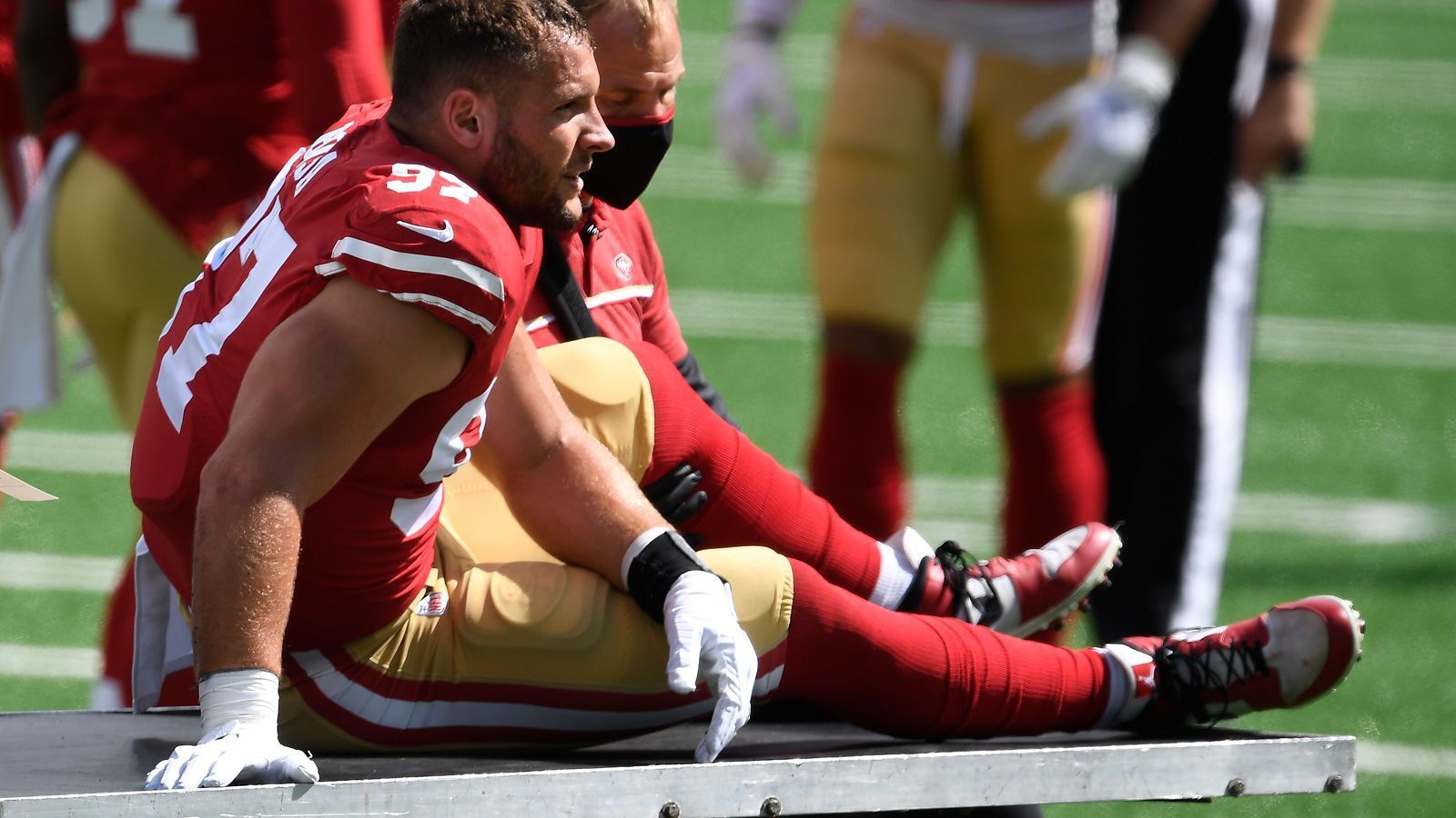 
                <strong>Verlierer: Kreuzbandrisse</strong><br>
                Du bekommst einen und Du und Du. In der NFL geht es schon fast zu wie in einer Talkshow von Oprah Winfrey. Nur sind es Kreuzbandrisse, die sich auf die Spieler verteilen. Ob Saquon Barkley von den New York Giants, San Franciscos Nick Bosa und Solomon Thomas, Courtland Sutton aus Denver oder die beiden Seahawks Bruce Irvin und Marquise Blair - die Anzahl ist dramatisch hoch für nur einen Spieltag. Insgesamt sind es nach dem 2. Spieltag bereits 19. Das sind nur zwei weniger als in der kompletten Vorsaison. Dass die Kreuzbandrisse aus der kurzen Saisonvorbereitung resultieren, ist schwer nachzuvollziehen. Dann schon eher die zahlreichen Muskelverletzungen im hinteren Oberschenkel (Hamstring).
              