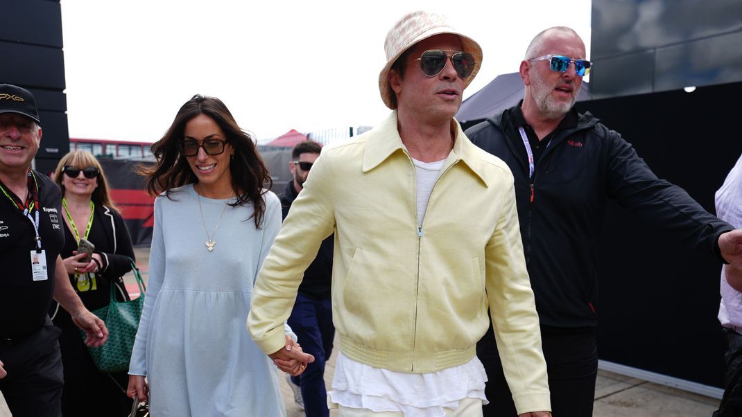 Ein seltener Anblick: Schauspieler Brad Pitt und seine Freundin Ines de Ramon zeigten sich zusammen beim British Grand Prix 2024 in Silverstone.