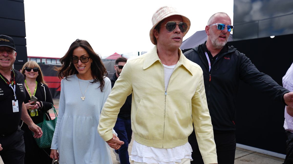 Ein seltener Anblick: Schauspieler Brad Pitt und seine Freundin Ines De Ramon zeigten sich zusammen beim British Grand Prix 2024 in Silverstone.