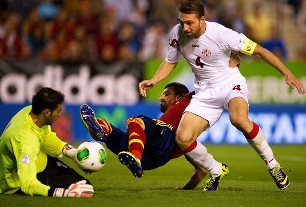
                <strong>Georgien (keine EM-Teilnahme)</strong><br>
                Allerhöchstens Außenseiterchancen auf die Reise nach Frankreich haben die Georgier um Keeper Giorgi Loira und Guram Kashia (hier gegen Spaniens Alvaro Negredo). Die Osteuropäer sind seit 1992 UEFA-Mitglied, warten jedoch noch auf ihre erste erfolgreiche Quali zu einer EM.
              