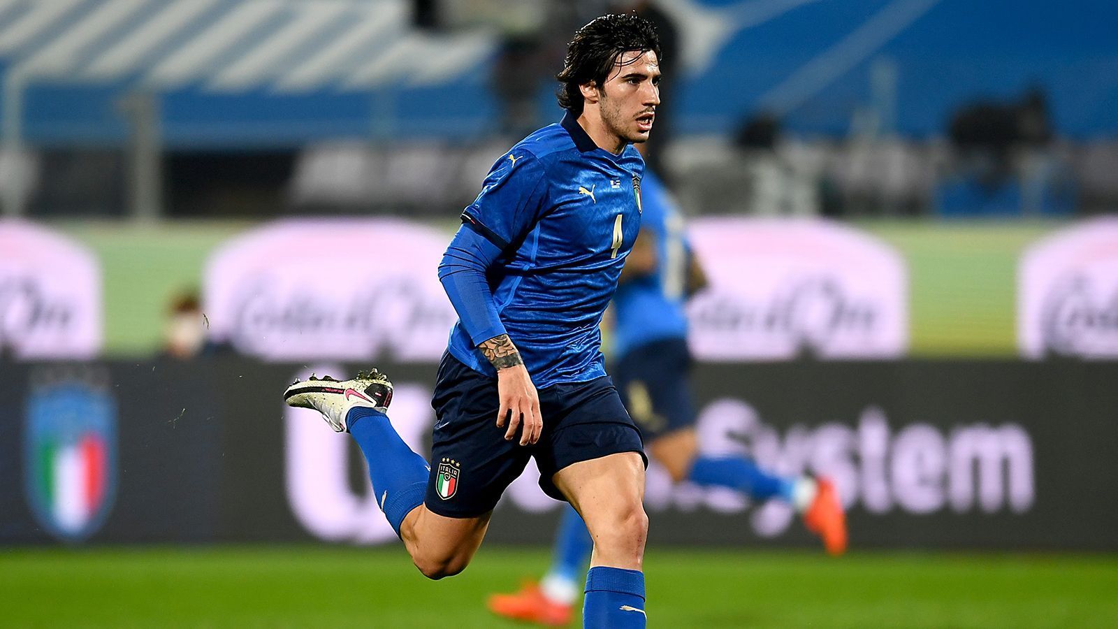 
                <strong>Sandro Tonali (Italien)</strong><br>
                Nicht nur wegen seines Aussehens, sondern auch aufgrund seiner filigranen Spielweise nennen ihn die italienischen Fans den "Mini-Pirlo". Der 20-Jährige wechselte erst im Sommer per Leihe vom italienischen Zweitligisten Brescia Calcio zum AC Mailand, wo er sich zügig zum Stammspieler entwickelte. Der defensive Mittelfeldmann steht bei einigen Top-Klubs auf dem Zettel und will sich der bei der EM für höhere Aufgaben empfehlen. Immerhin läuft sein Vertrag bei Brescia 2022 aus, der Klub könnte in diesem Jahr also letztmalig einen großen Transfererlös erzielen, wenn Milan nicht ohnehin die Kaufoption zieht.
              