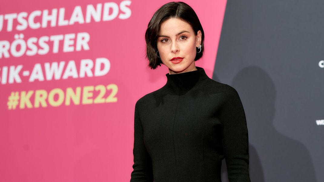 Lena Meyer-Landrut ging es nach ihrem folgenschweren Reitunfall mental nicht gut, wie sie in einem Interview jetzt gesteht. Alle Infos gibt es hier.