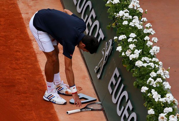 
                <strong>Novak Djokovic wütet in Roland Garros</strong><br>
                Djokovic versucht den Schaden aber sofort zu beheben und legt zur Reparatur der kaputten Bande direkt Hand an.
              