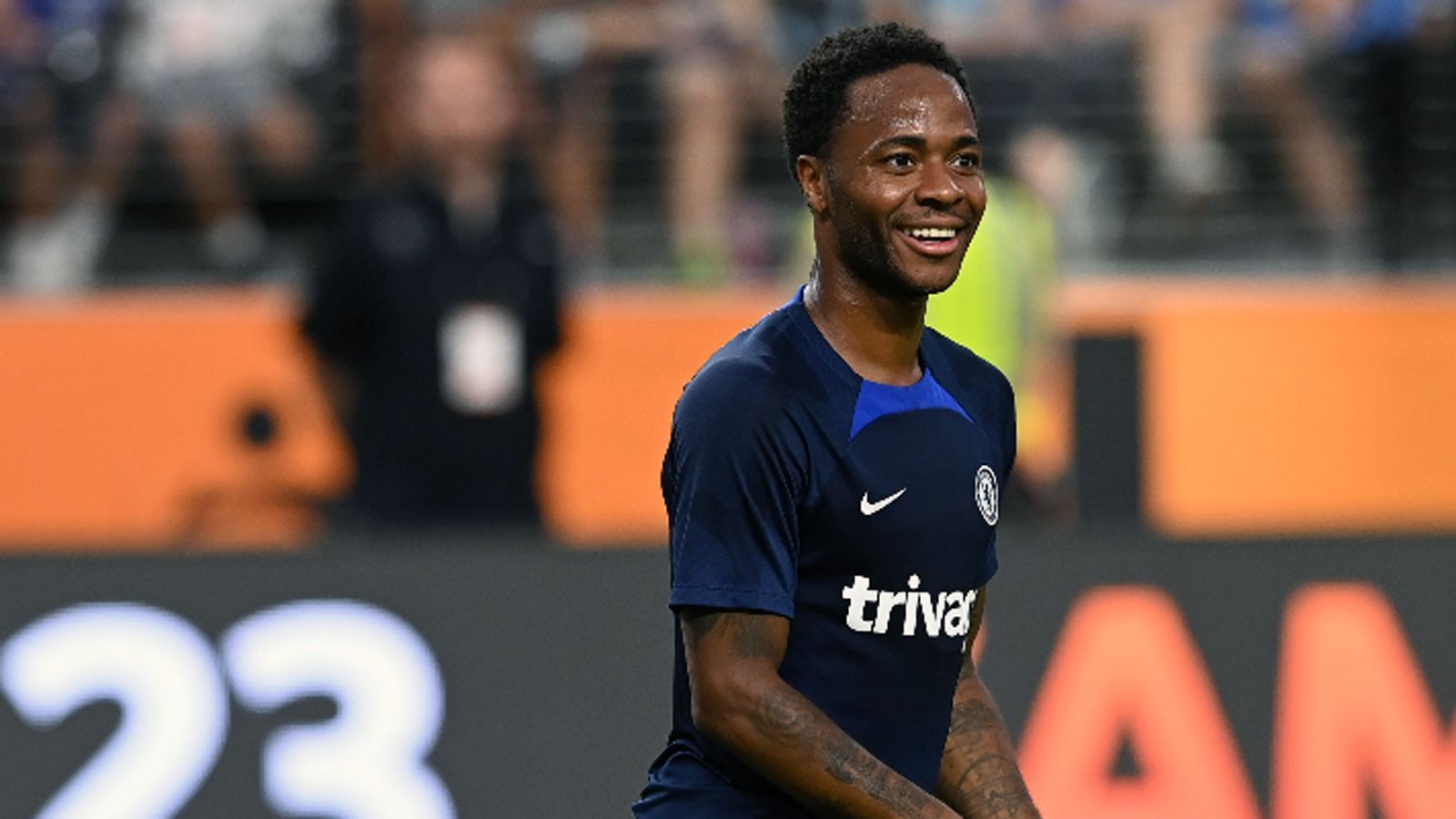 
                <strong>Platz 12 - Raheem Sterling</strong><br>
                &#x2022; Ablösesumme: 56,2 Millionen Euro  <br>&#x2022; Aufnehmender Verein: FC Chelsea  <br>&#x2022; Abgebender Verein: Manchester City  <br>&#x2022; Position: Linksaußen<br>
              