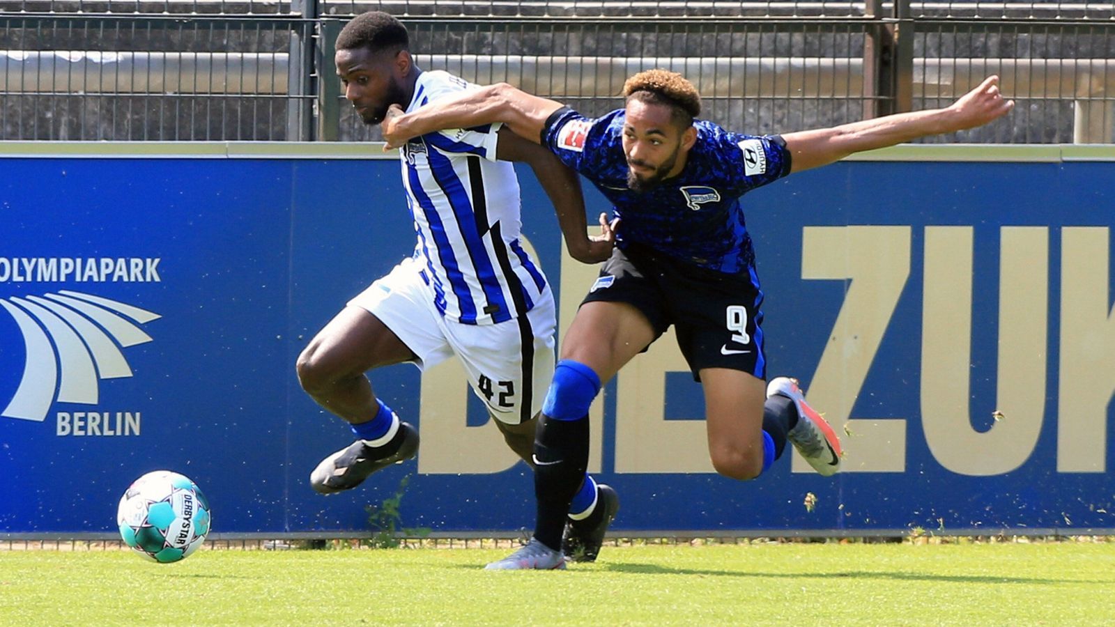 
                <strong>Hertha BSC: Je 16 Brasilianer und Niederländer verpflichtet</strong><br>
                Brasilien: Matheus Cunha (re.), Allan, Ronny, Cesar, Rodnei, Kaka, Cicero, Andre Lima, Lucio, Raffael, Mineiro, Gilberto, Luizao, Nene, Marcelinho, Alex AlvesNiederlande: Deyovaisio Zeefuik (li.), Jean-Paul Boëtius, Jurgen Ekkelenkamp, Daishawn Redan, Javairo Dilrosun, Derrick Luckassen, Karim Rekik, Roy Beerens, Johnny Heitinga, Maikel Aerts, Ellery Cairo, Rob Maas, Dick van Burik, Bryan Roy, Stef Walbeek, Bram Appel
              