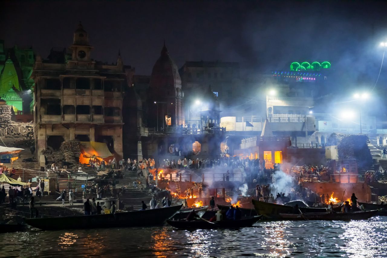 Denn wer hier am Ganges verbrannt wird, entkommt dem Kreislauf der Wiedergeburt und findet ewigen Frieden. Deshalb reisen Menschen aus ganz Indien an, um ihre Liebsten hier zu bestatten. 