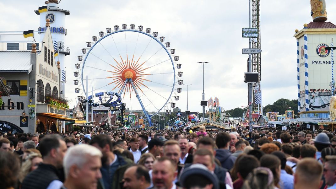 Zu viele Menschen auf dem Oktoberfest: Es herrschte Platzangst auf der Wiesn.