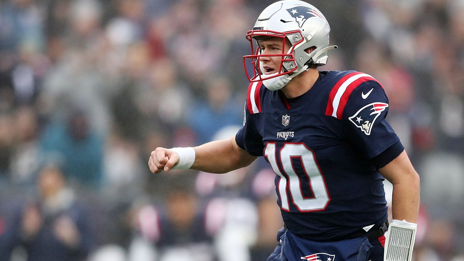 
                <strong>Mac Jones (New England Patriots)</strong><br>
                Mit relativ großem Abstand war Mac Jones der beste der Rookie-Quarterback in der Saison 2021. Bereits vor dem Saisonstart begeisterte Jones Fans, Experten und Coaches. So sehr, dass der als eigentlicher QB1 ins Training Camp gegangene Cam Newton zwei Wochen vor Saisonstart entlassen wurde. Jones spielte eine hervorragende Rookie-Saison und war am Ende in nahezu allen messbaren Metriken überdurchschnittlich. Zwischendurch meldete sich sogar Safety Tyrann Mathieu auf Twitter, der Jones weder kannte noch je gegen ihn spielte, und schrieb: "Der Junge kann spielen, Punkt!" Nicht nur in New England begeisterte er die Leute, sondern in der ganzen NFL. Der Lohn: Er wurde in den Pro Bowl gewählt.
              