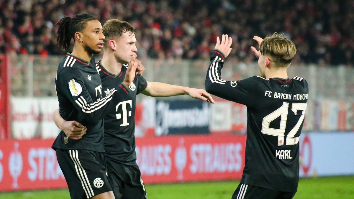 Deutschland: Fussball DFB-Pokal 2025 26, Achtelfinale - 1. FC Union Berlin - FC Bayern München - An der Alten Försterei -Stadion (Berlin): Torjubel Harry Kane (FC Bayern München, 9) Lennart Karl (F...