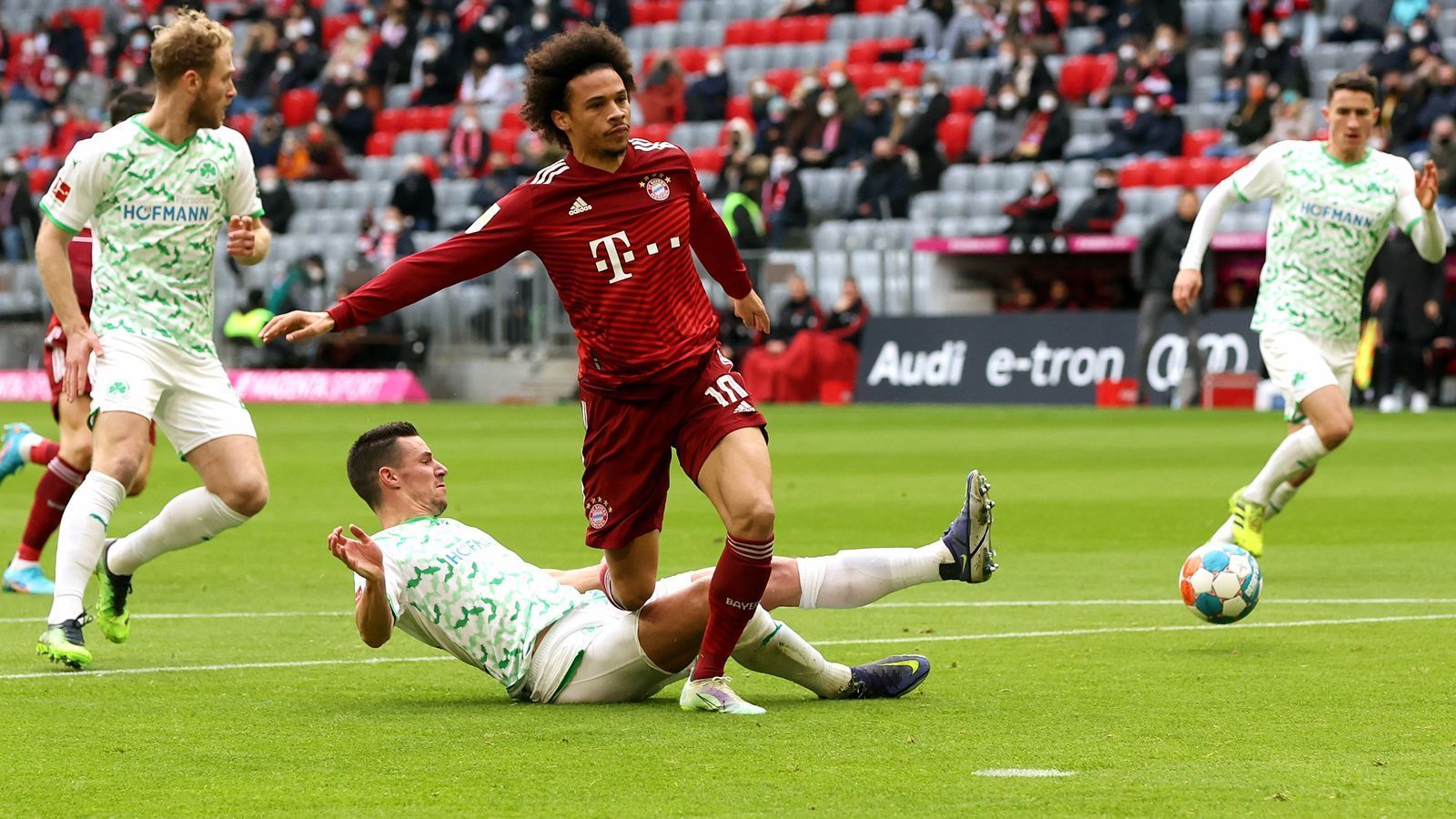 
                <strong>Leroy Sané</strong><br>
                Hatte die erste gute Chance der Bayern, wurde aber im Strafraum abgegrätscht. Biss sich auch im weiteren Verlauf der ersten Hälfte die Zähne an der Fürther Abwehr aus. Mit ein paar guten Szenen, aber letztlich blieb Sané wirkungslos. ran-Note: 4
              