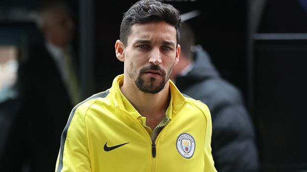 
                <strong>Jesus Navas</strong><br>
                Mittelfeld - Jesus Navas: Der Nächste, bitte! Für den Rechtsaußen endet sein Vertrag offiziell im Juni 2017. Über eine Verlängerung wurde bislang nicht gesprochen. Der Spanier kam in dieser Spielzeit häufig überhaupt nicht zum Einsatz. Nur eine einzige Vorlage in der Premier League entsprechen nicht seinen Ansprüchen und denen von Guardiola wohl auch nicht.
              