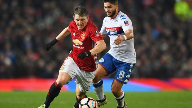 
                <strong>Bastian Schweinsteigers Startelf-Comeback für Manchester United</strong><br>
                Manchester Uniteds Coach Jose Mourinho rotierte im FA-Cup gegen den Zweitligisten Wigan fleißig. So tauchte auch Bastian Schweinsteiger erstmals seit dem 9. Januar 2016 wieder in der Startelf auf, durfte auch gleich 90 Minuten spielen - und wie. Der 32-Jährige war von Beginn an Dreh- und Angelpunkt im Spiel seines Teams.
              