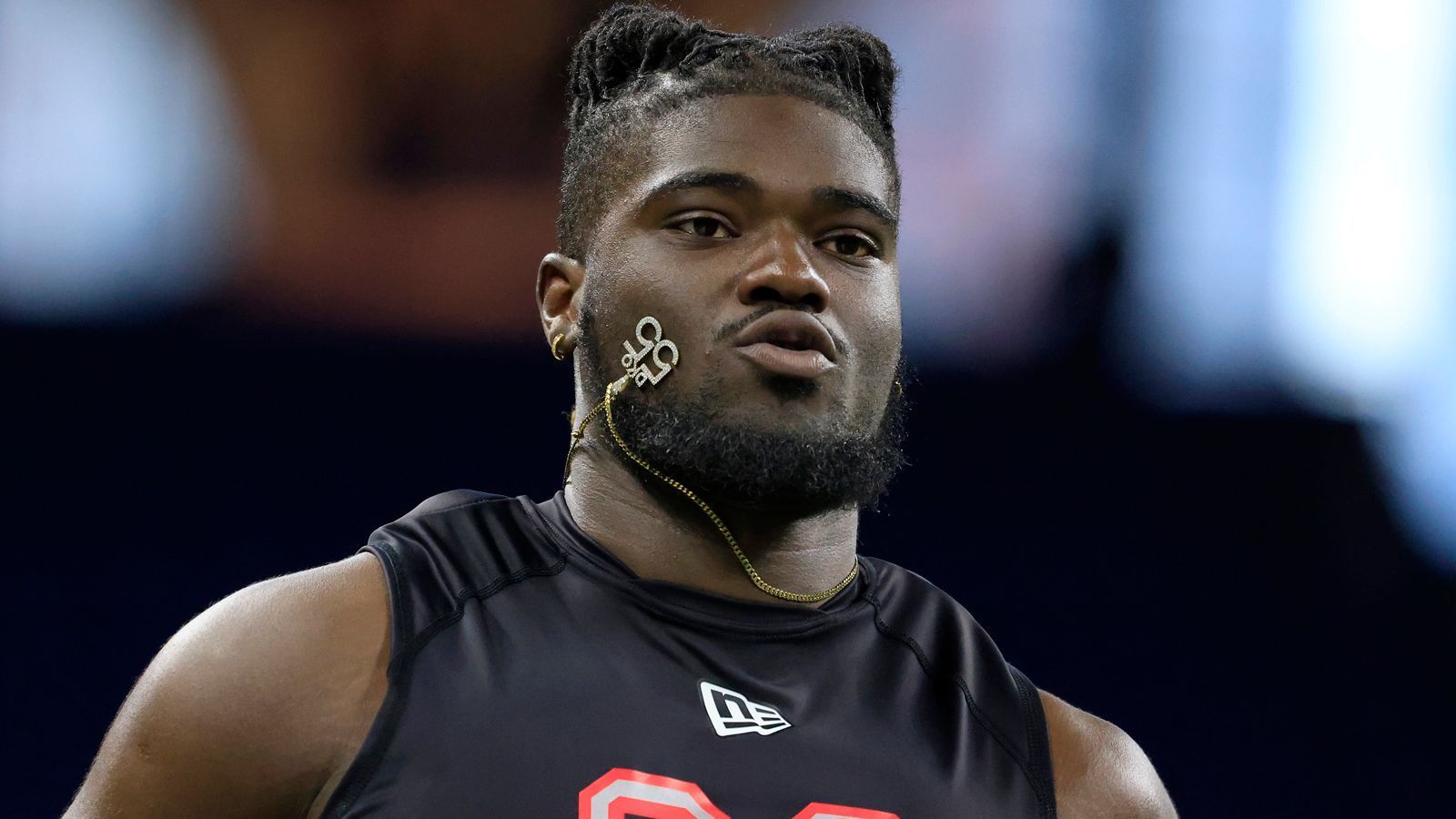 
                <strong>7. Pick: New York Giants - David Ojabo, Edge, Michigan</strong><br>
                Die New York Giants verstärkten bisher ihre O-Line, zwei Picks später ist der Pass Rush dran. David Ojabo hat den Speed, um gegen den Lauf und Pass effektiv zu sein. Er kann den Druck über außen für die Giants neu generieren.
              