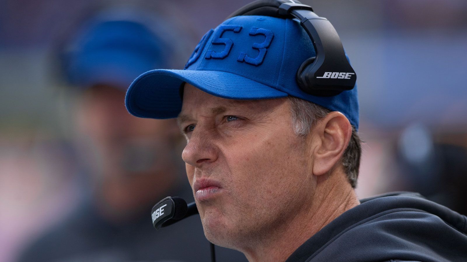 
                <strong>Matt Eberflus (Defensive Coordinator der Indianapolis Colts)</strong><br>
                Oder probieren es die Lions mit einem weiteren Defense-Guru? Nach vielen NFL-Jahren als Linebackers-Coach ist Matt Eberflus bei den Indianapolis Colts seit 2018 für die komplette Abwehrformation verantwortlich. Die arbeitet nicht nur in dieser Saison ganz vorzüglich, weshalb die Playoffs in Reichweite sind. Ihm wird ein großer Anteil an dieser Erfolgsgeschichte zugeschrieben. Und dass er sein Wissen auch erfolgreich an Offenses weiterreichen kann, bewies Eberflus als Passing Game Coordinator der Dallas Cowboys in Dak Prescotts ersten beiden NFL-Spielzeiten.
              