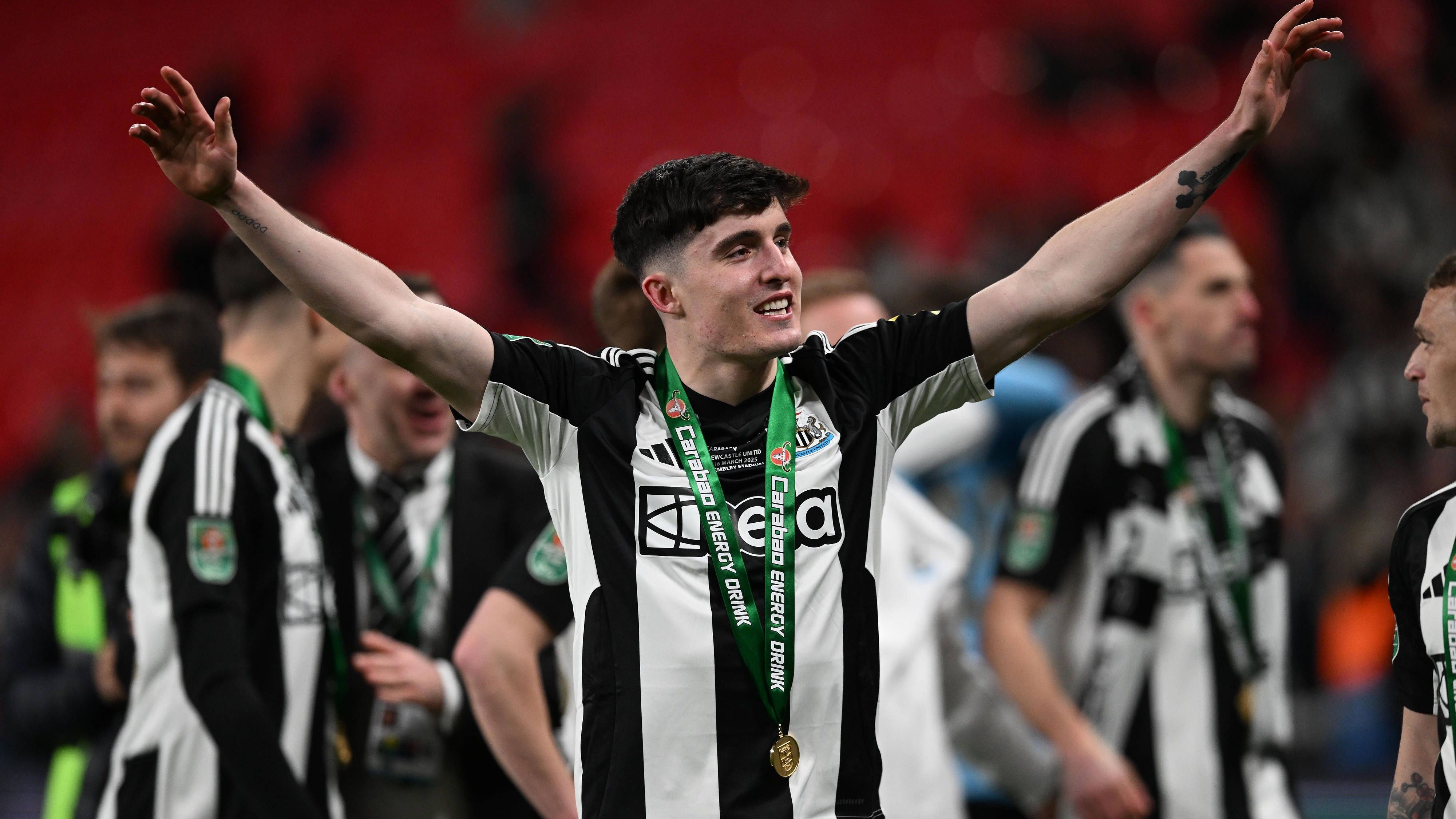 <strong>Tino Livramento (Newcastle United)</strong><br>Manchester City plant wohl bereits den nächsten Mega-Transfer für den Sommer. Einem Bericht von "The Times" zufolge, wollen die Cityzens Tino Livramento verpflichten. Demnach plant der englische Top-Klub ein Angebot in Höhe von 75 Millionen Euro. Vor allem Pep Guardiola soll großer Fan von dem U21-Europameister sein. Bei den Magpies entwickelte sich der Rechtsverteidiger zum Stammspieler und Leistungsträger.