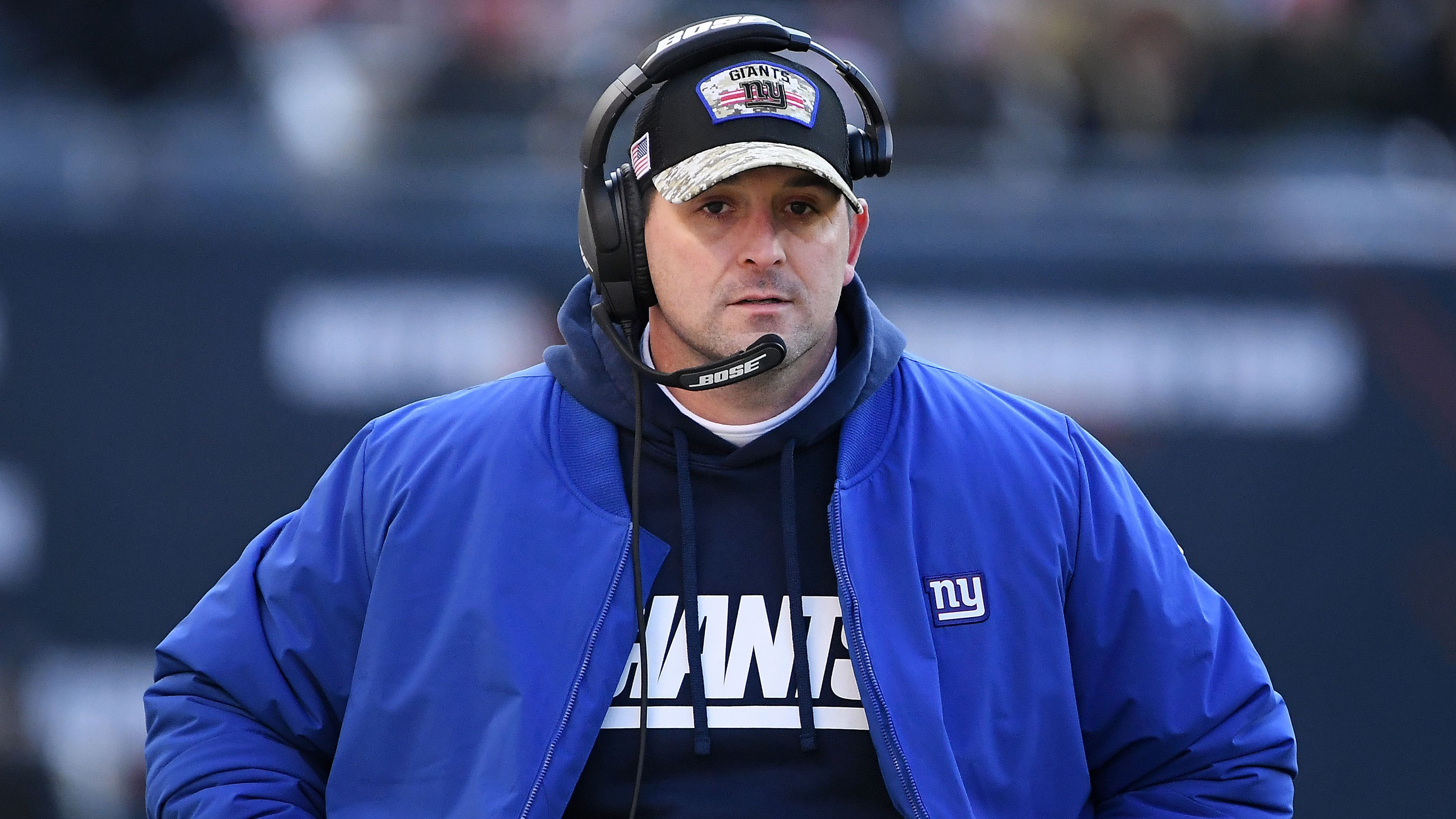 
                <strong>New York Giants</strong><br>
                Erst einen Tag nach dem Black Monday zogen auch die New York Giants die Reißleine und entließen Head Coach Joe Judge nach nur einer Saison bereits wieder. Nachdem der langjährige General Manager Dave Gettleman ebenfalls seinen Posten räumte, stehen weitreichende Personalentscheidungen bei "Big Blue" an. Laut Informationen von "CBS" ist unter anderem Offensive-Coordinator Brian Daboll von den Buffalo Bills ganz oben auf der Liste der Franchise. Daneben wird der Klub auch mit Ex-49ers-Coach Jim Harbaugh, der derzeit die Geschicke der University of Michigan am College lenkt, in Verbindung gebracht. Bei der offensiven Neuausrichtung der Mannschaft rund um Quarterback Daniel Jones fällt darüber hinaus der Name von Eric Bieniemy, dem Offensive Coordinator der Kansas City Chiefs, sowie von Cowboys-OC Kellen Moore.
              